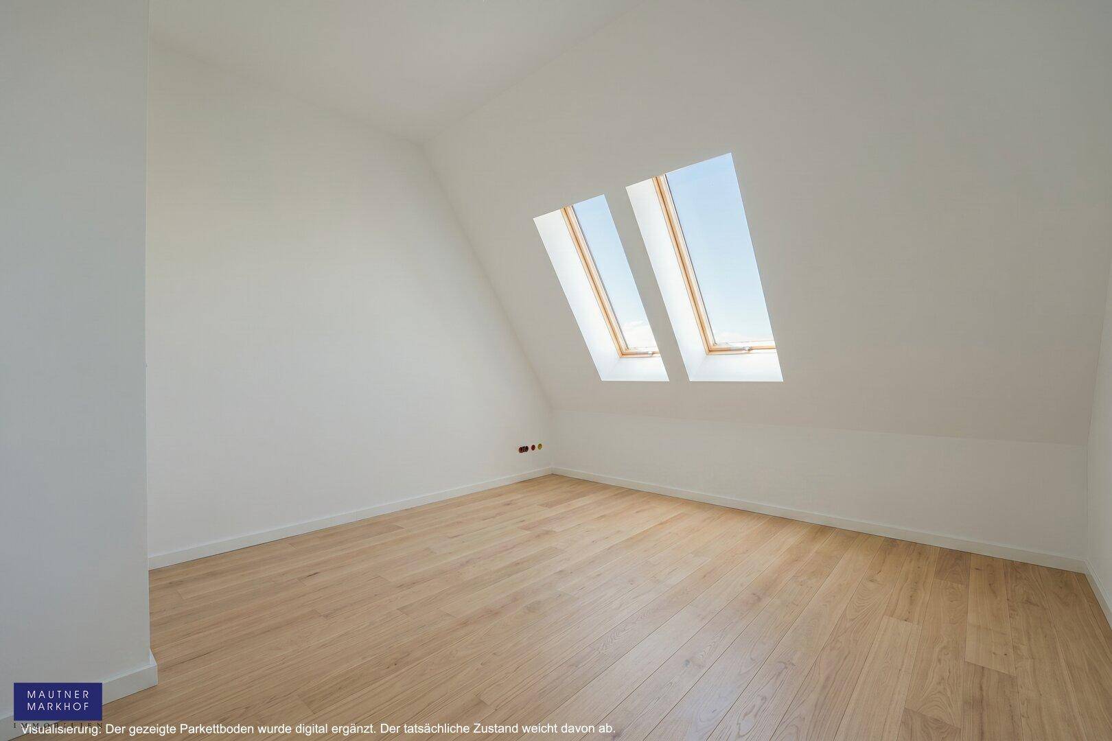 Geräumiges Schlafzimmer im Dachgeschoss mit Holzboden und zwei Dachfenstern für viel Helligkeit.