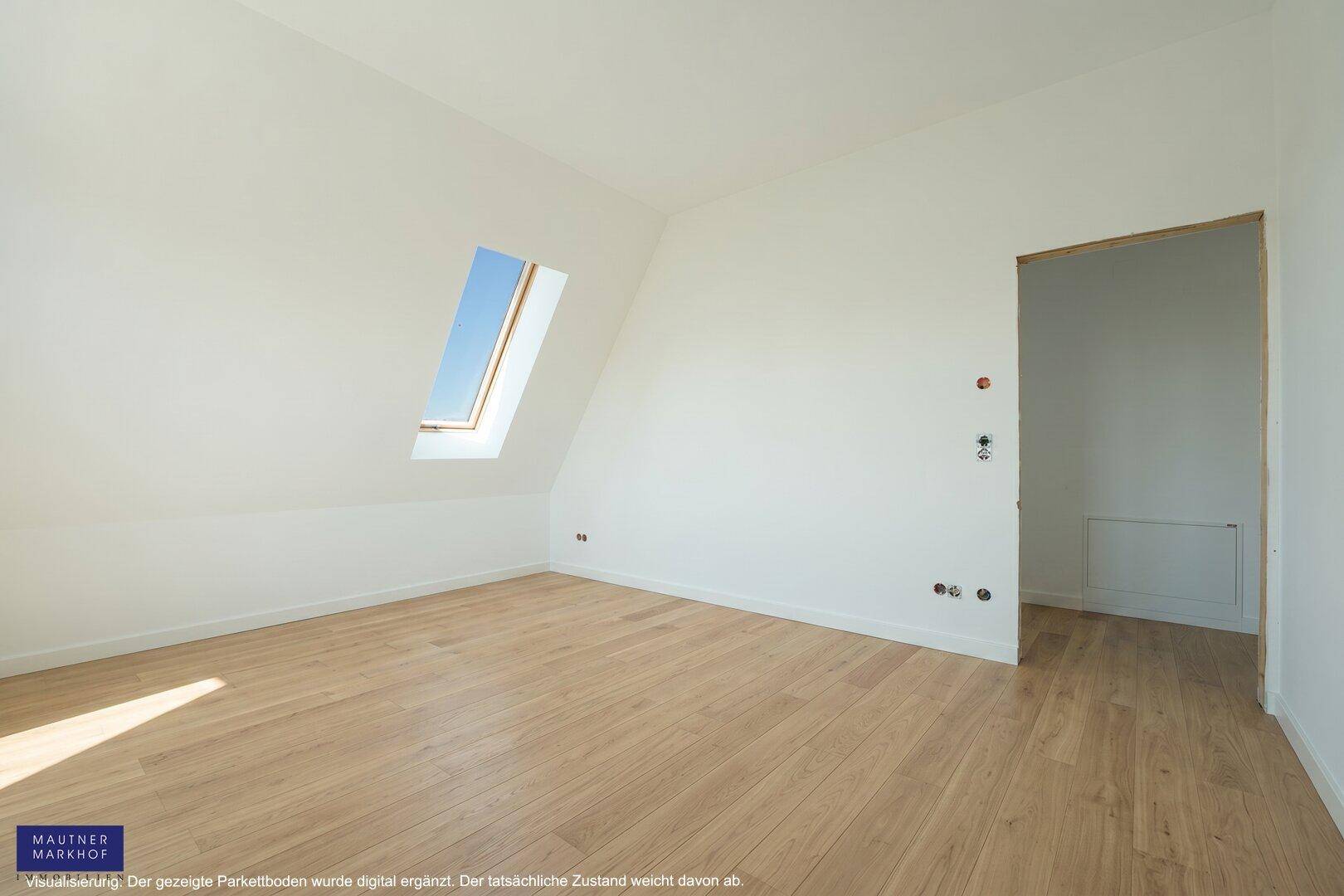 Helles Schlafzimmer im Dachgeschoss mit Holzboden und einem Dachfenster, das den Raum erhellt.