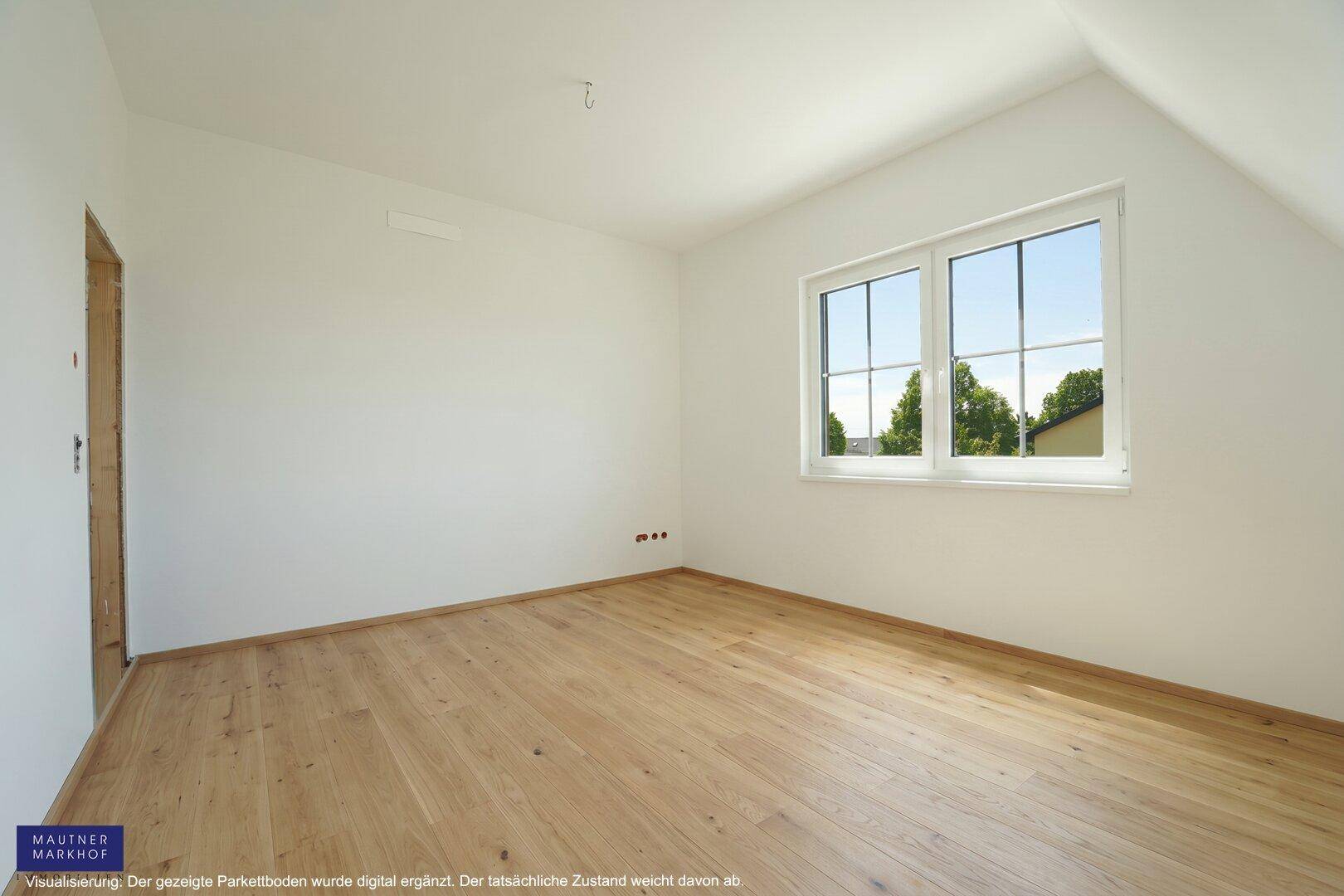 Helles Schlafzimmer mit Holzboden und einem großen Fenster, das einen Ausblick ins Grüne bietet.