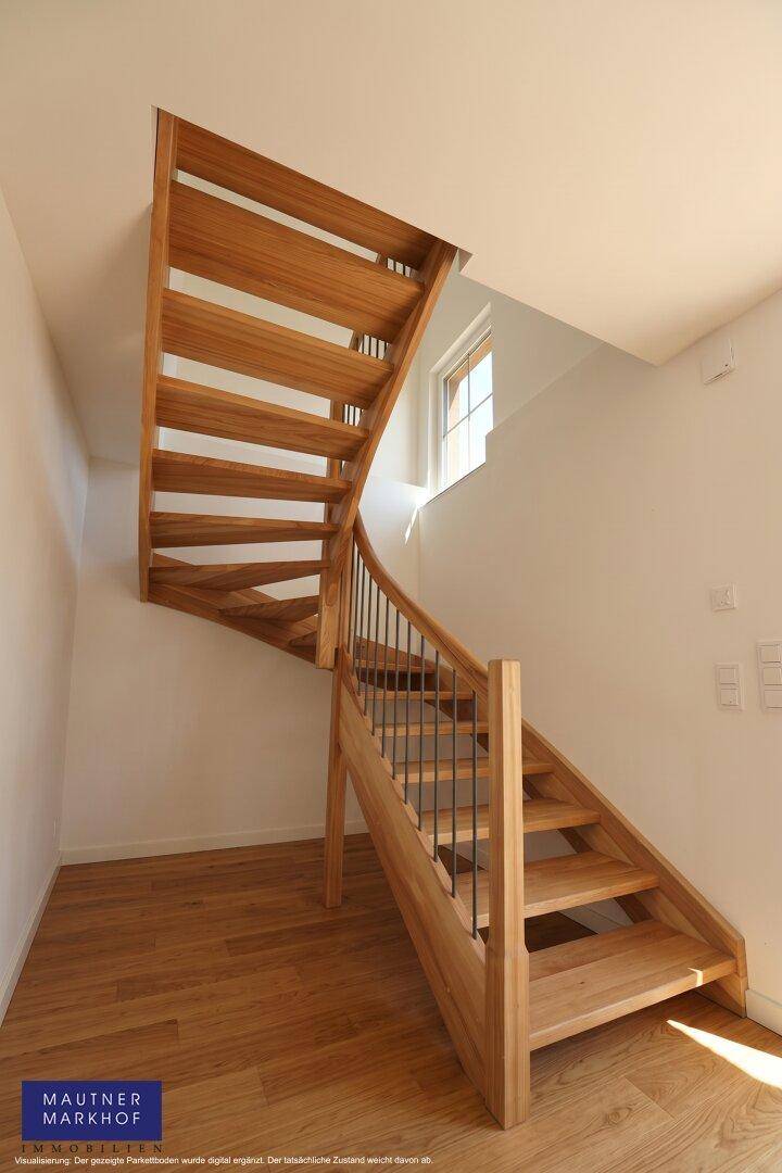 Elegante Holztreppe mit modernem Geländer und einem Fenster, das den Aufgang erhellt.