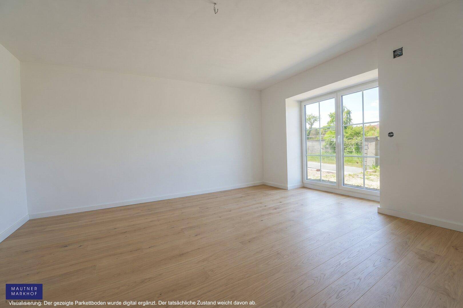 Geräumiges Zimmer mit Holzboden und einer großen Glasfront, die den Raum mit Helligkeit erfüllt und Zugang nach draußen ermöglicht.