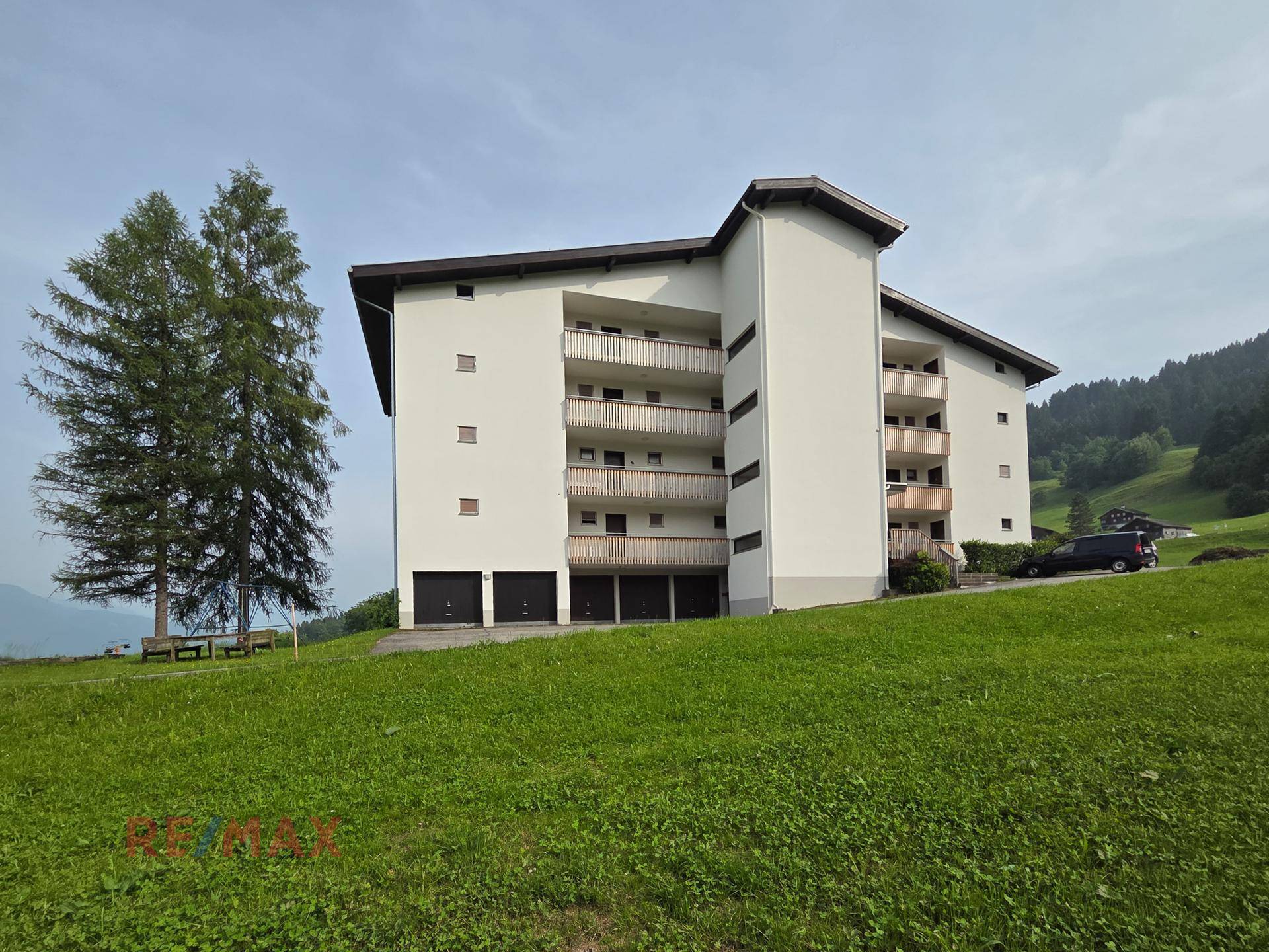 Aussenansicht Hauseingang / Anfang Frühjahr