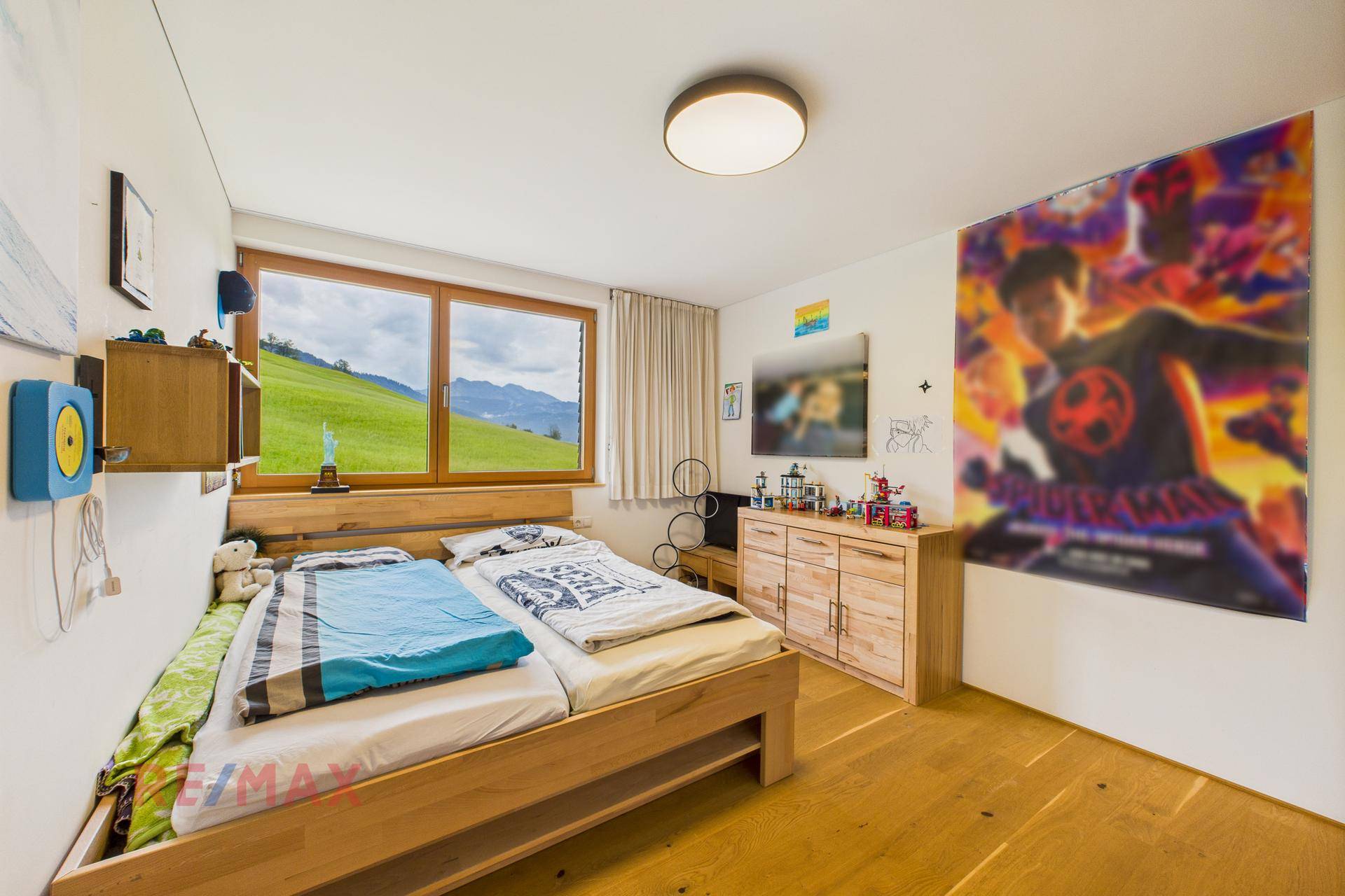Schlafzimmer Kind OG
