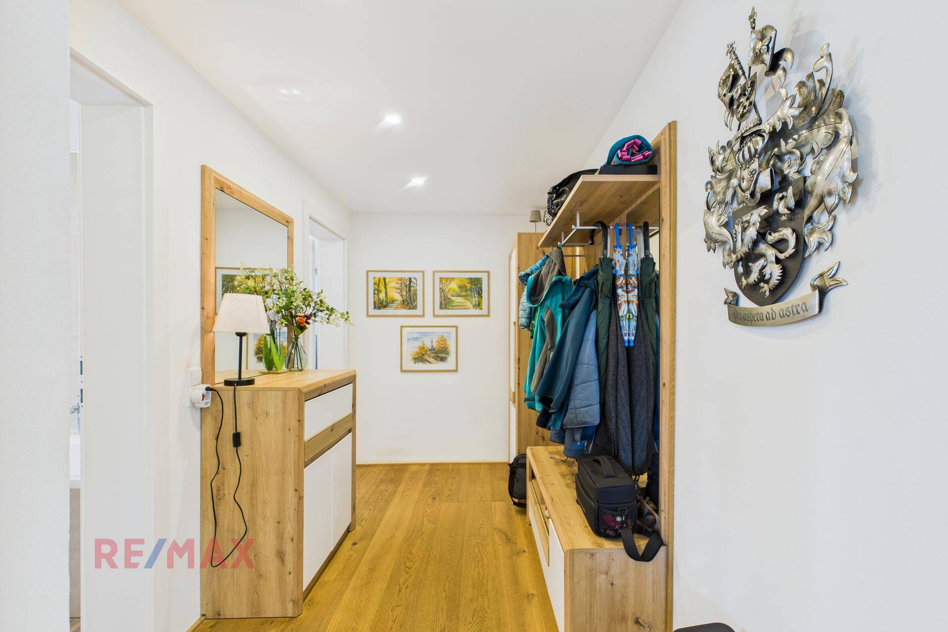 Garderobe EG