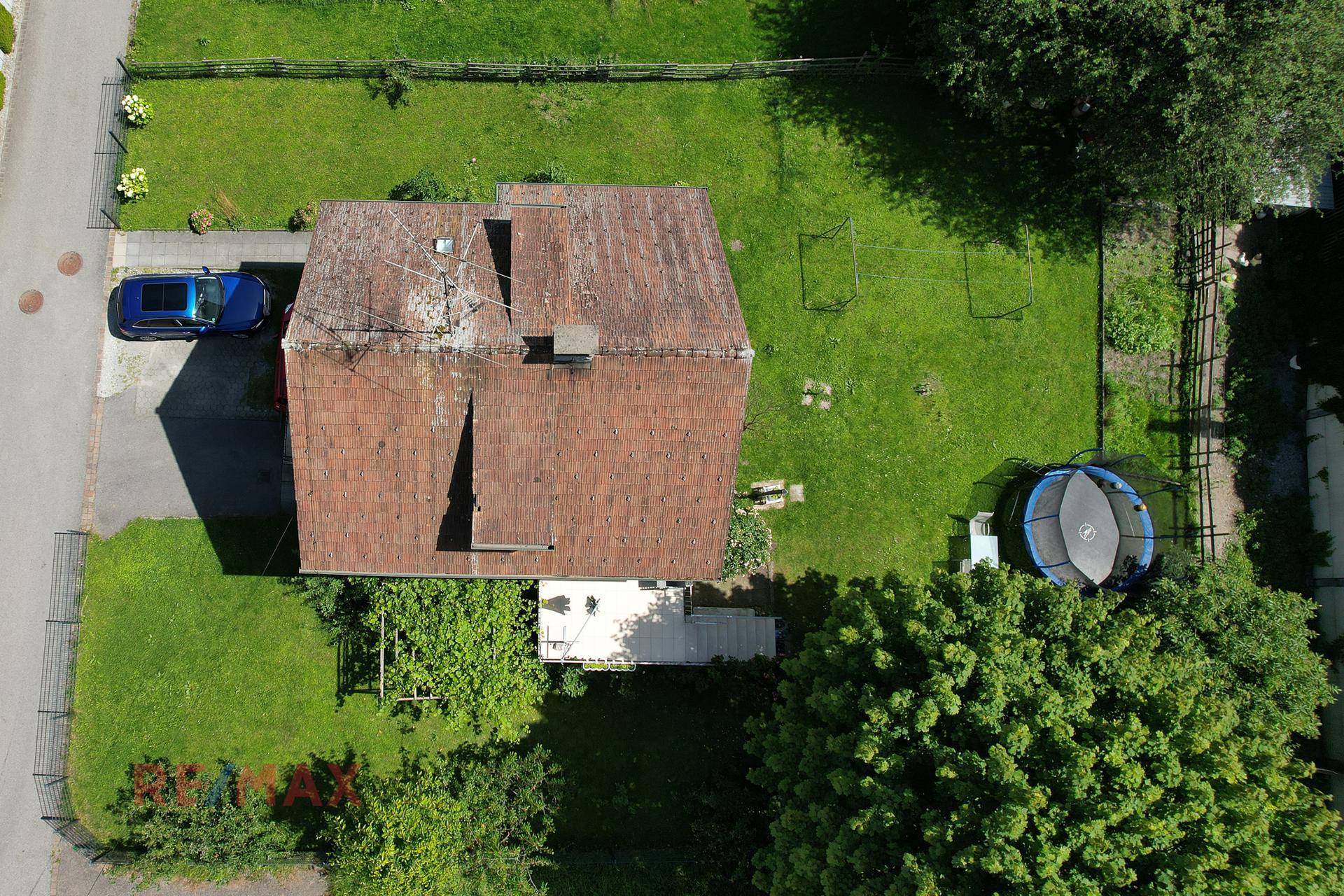 Draufsicht auf das Haus mit Garten, Trampolin und dem charakteristischen Satteldach.
