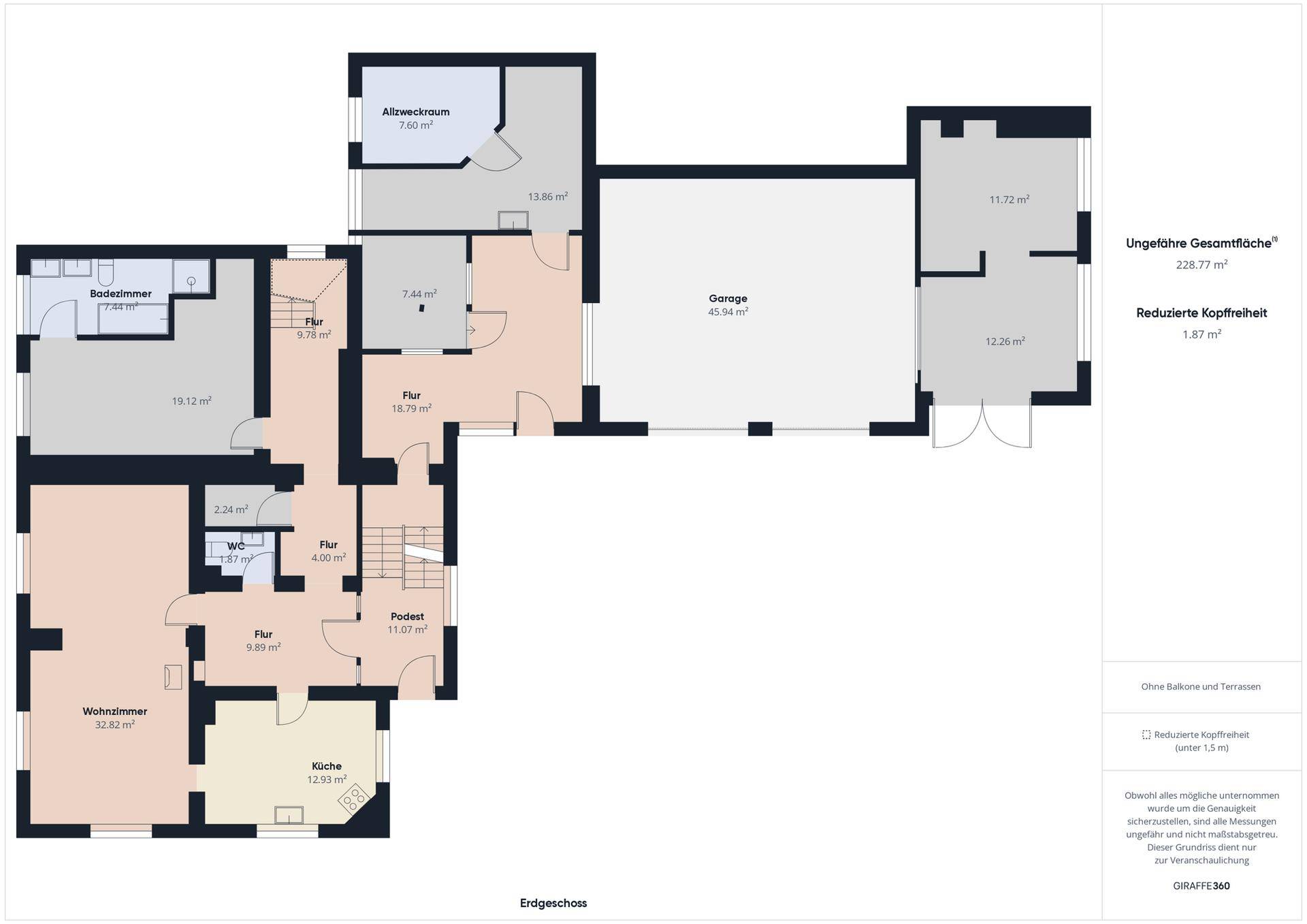 Grundriss des Erdgeschosses mit Wohnzimmer, Küche, Bad und großer Garage.