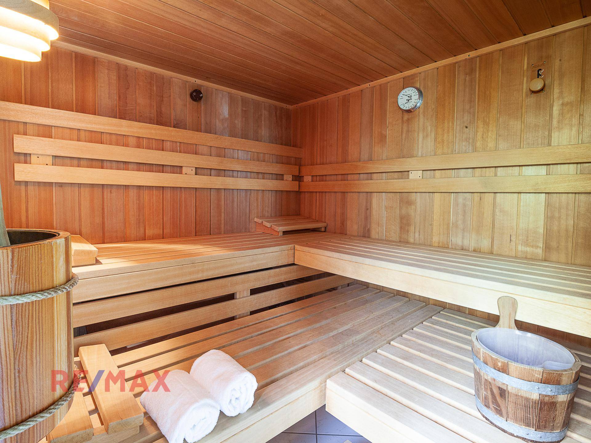 Traditionelle Holzsauna mit mehreren Sitzebenen und klassischem Saunaofen.