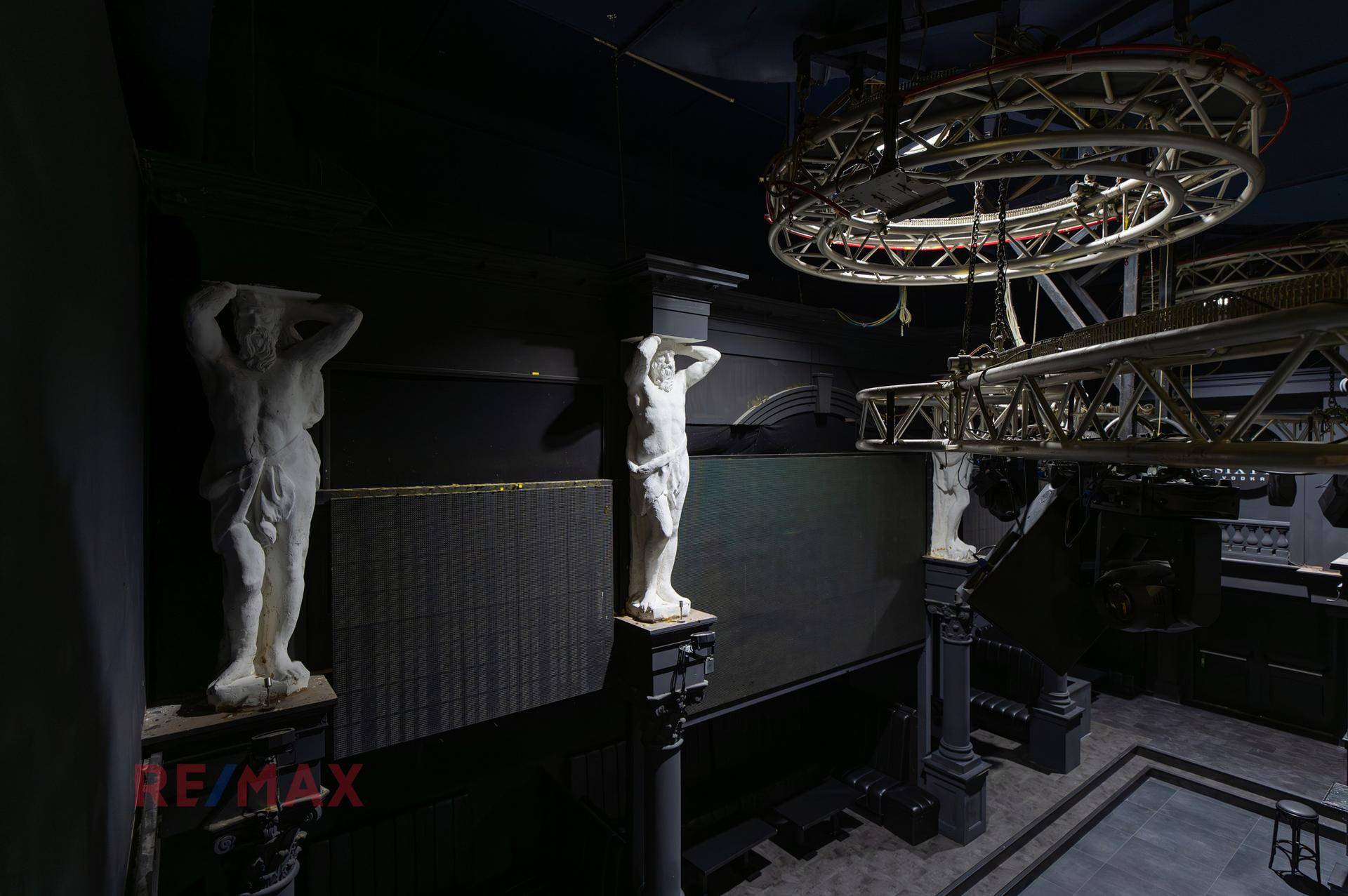 Detailansicht des Nachtclubs mit klassischen Statuen, einer großen Lichtanlage und dunkler Ästhetik.