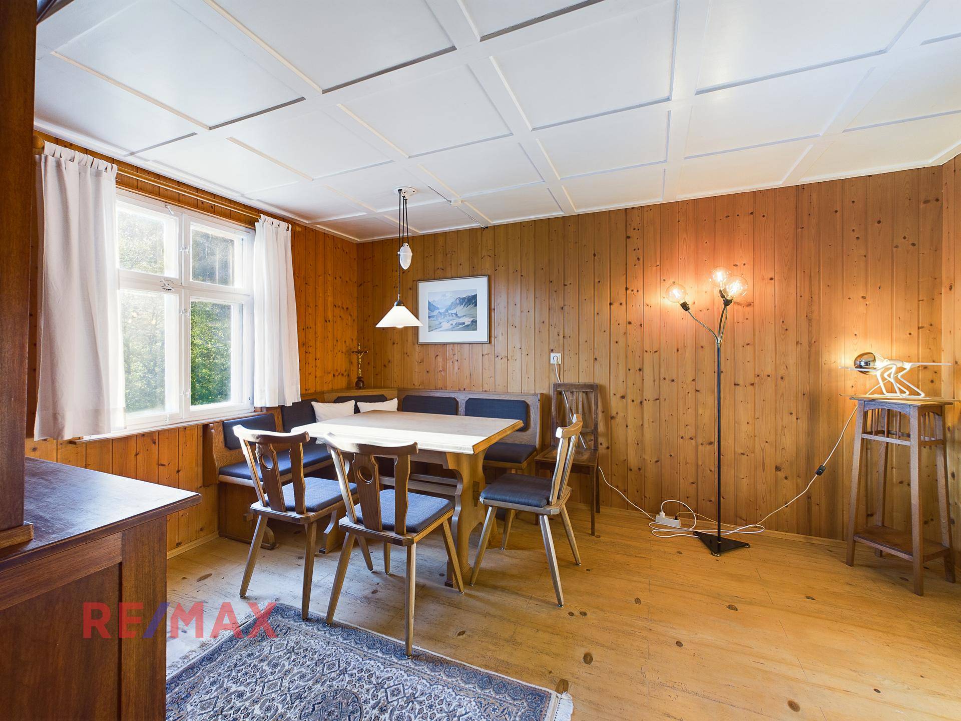 Rustikaler Essbereich mit Holztäfelung, Holzboden und traditionellen Möbeln.