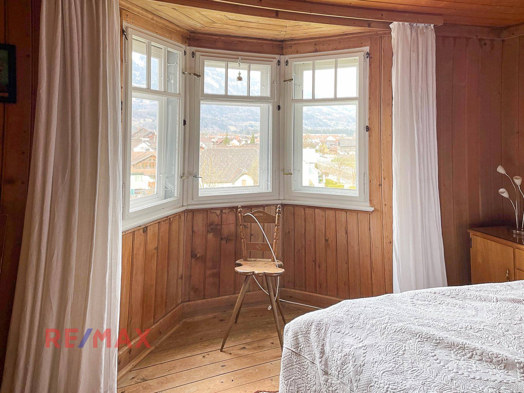 Erkerfenster im Schlafzimmer bietet einen weiten Blick auf die Umgebung.