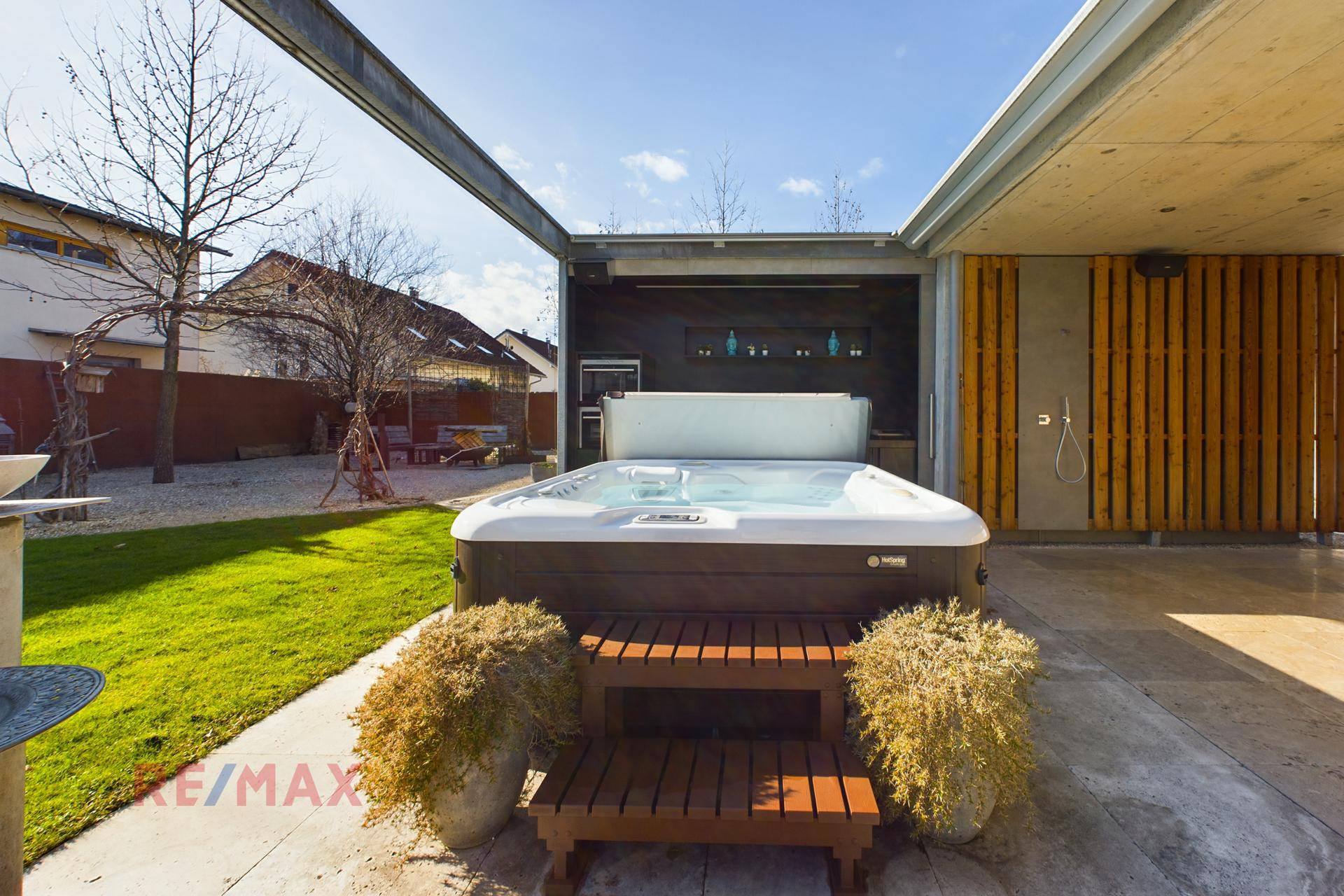 Wo Luxus zum Lebensgefühl wird - Exklusives Haus mit Naturpool - Ansicht 6