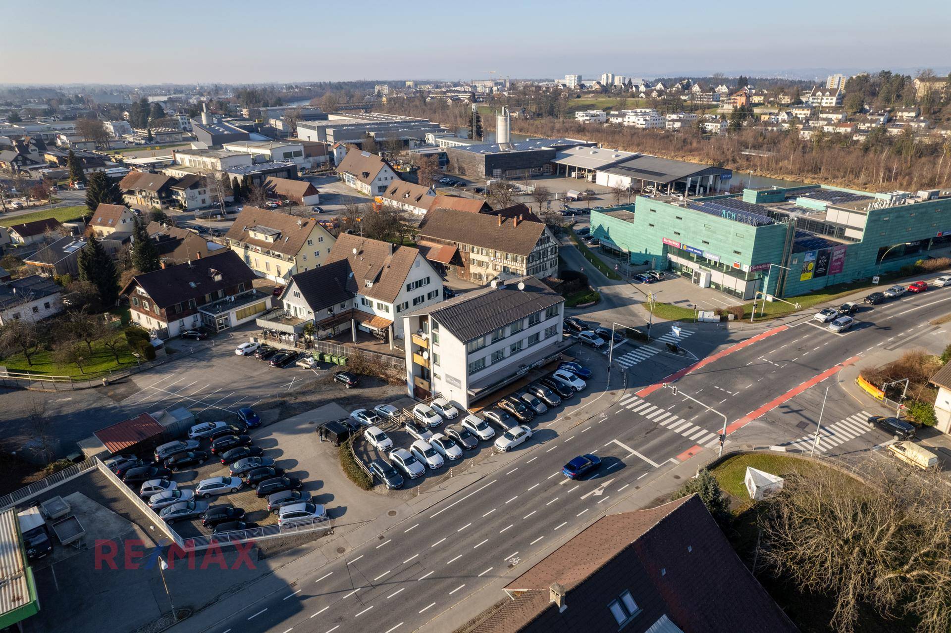 Übersicht der Liegenschaft aus der Luft, mit angrenzenden Straßen und zahlreichen Parkmöglichkeiten.