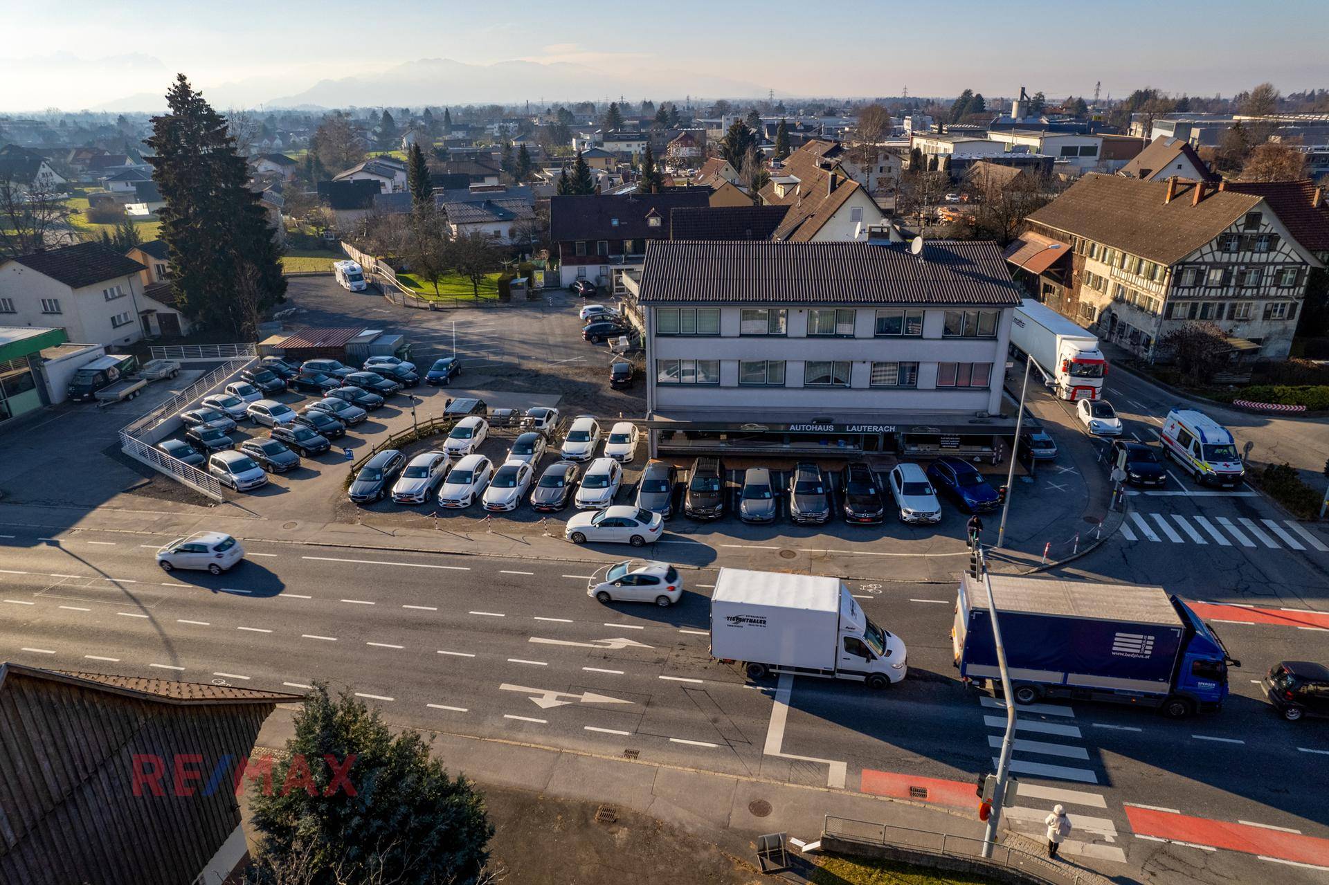 Weitläufige Luftaufnahme des Autohauses mit angrenzenden Straßen und fließendem Verkehr.