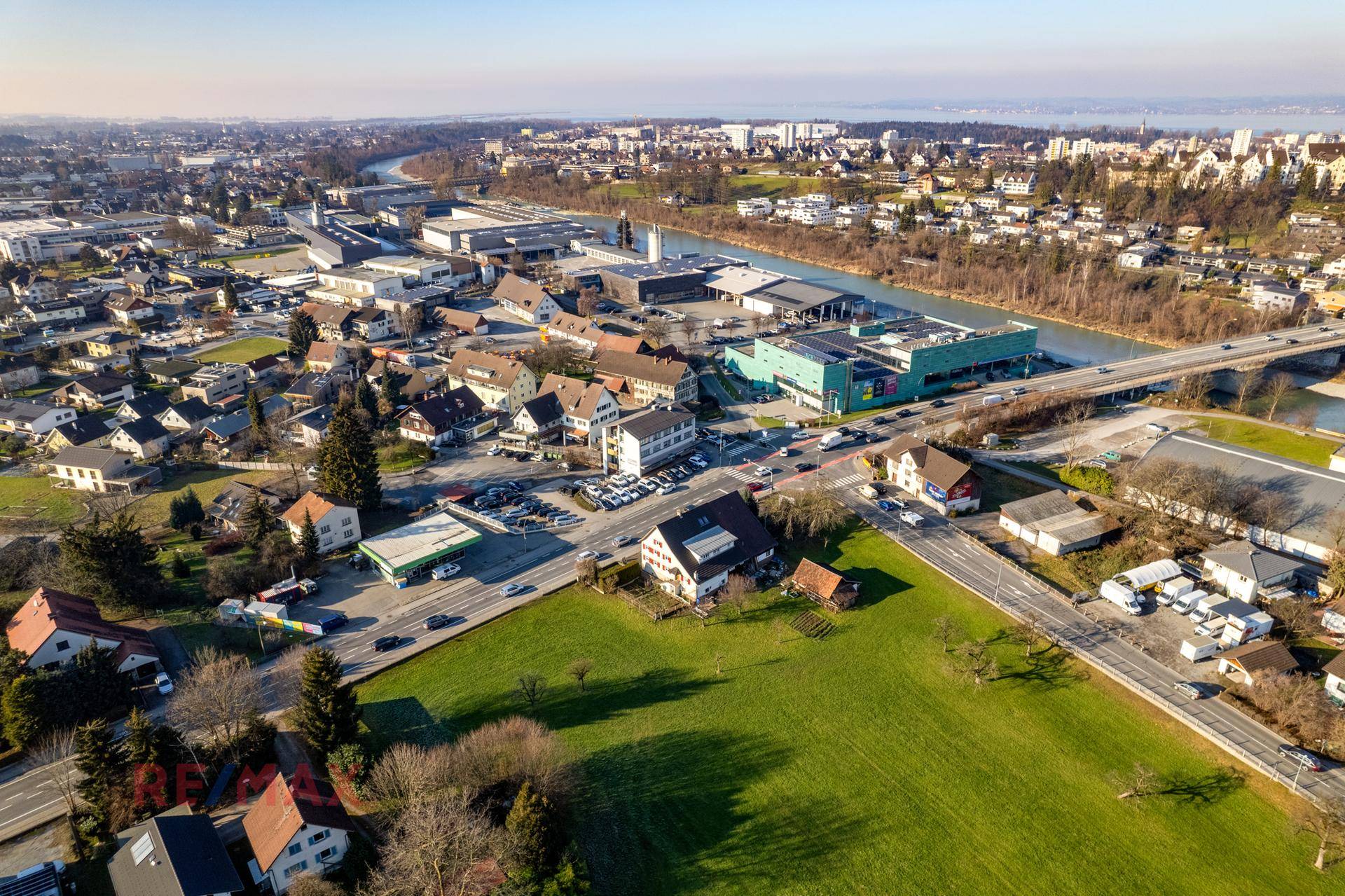 Panoramablick aus der Luft auf die Liegenschaft, umgeben von grünen Flächen und städtischer Bebauung.