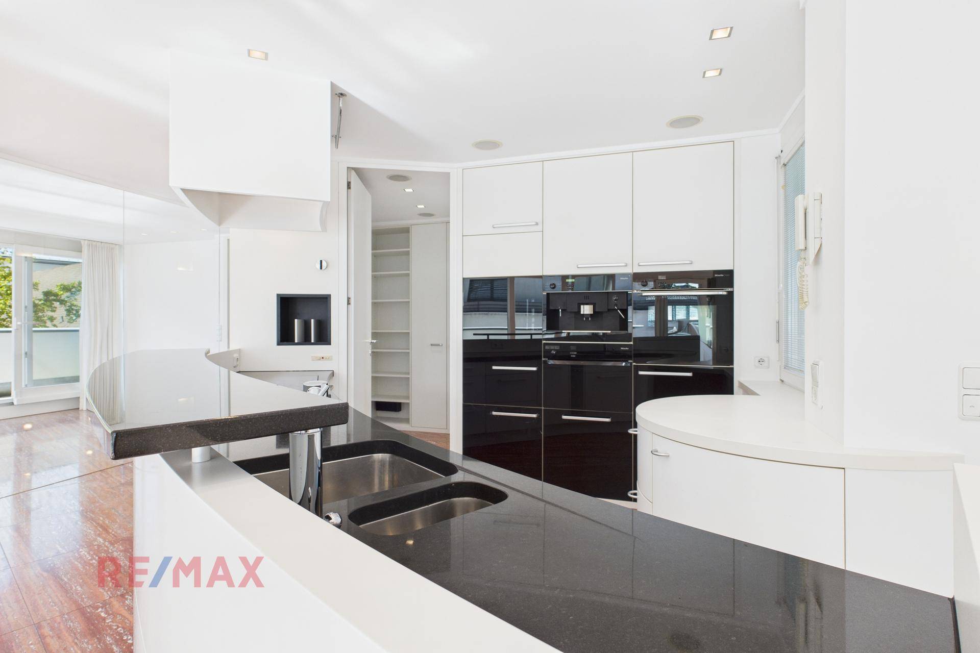 Innenstadt-Luxus: 247 m² pure Eleganz auf zwei Wohnebenen - Ansicht 3