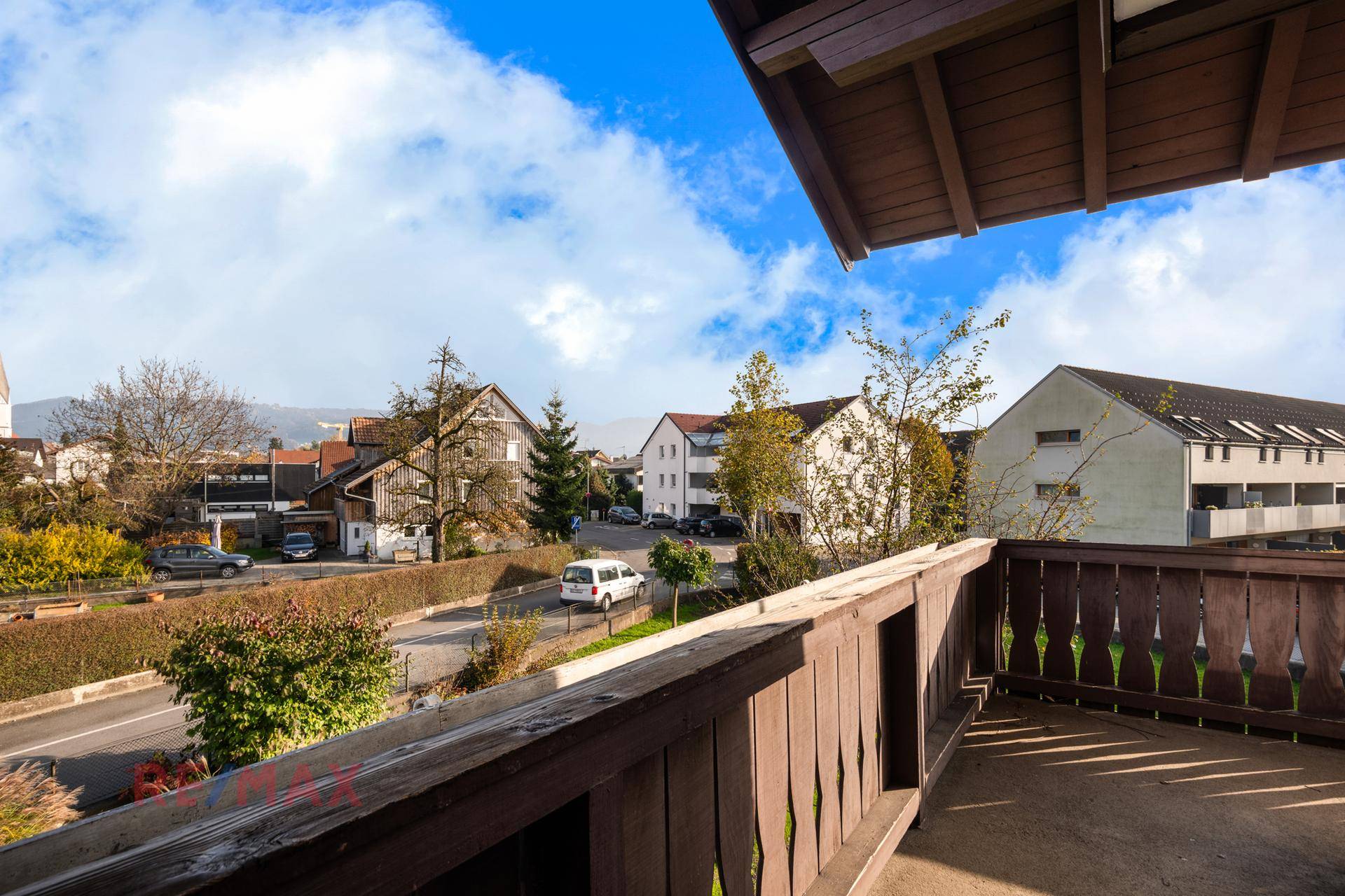 Balkon mit Holzboden und weitem Blick über die Umgebung.
