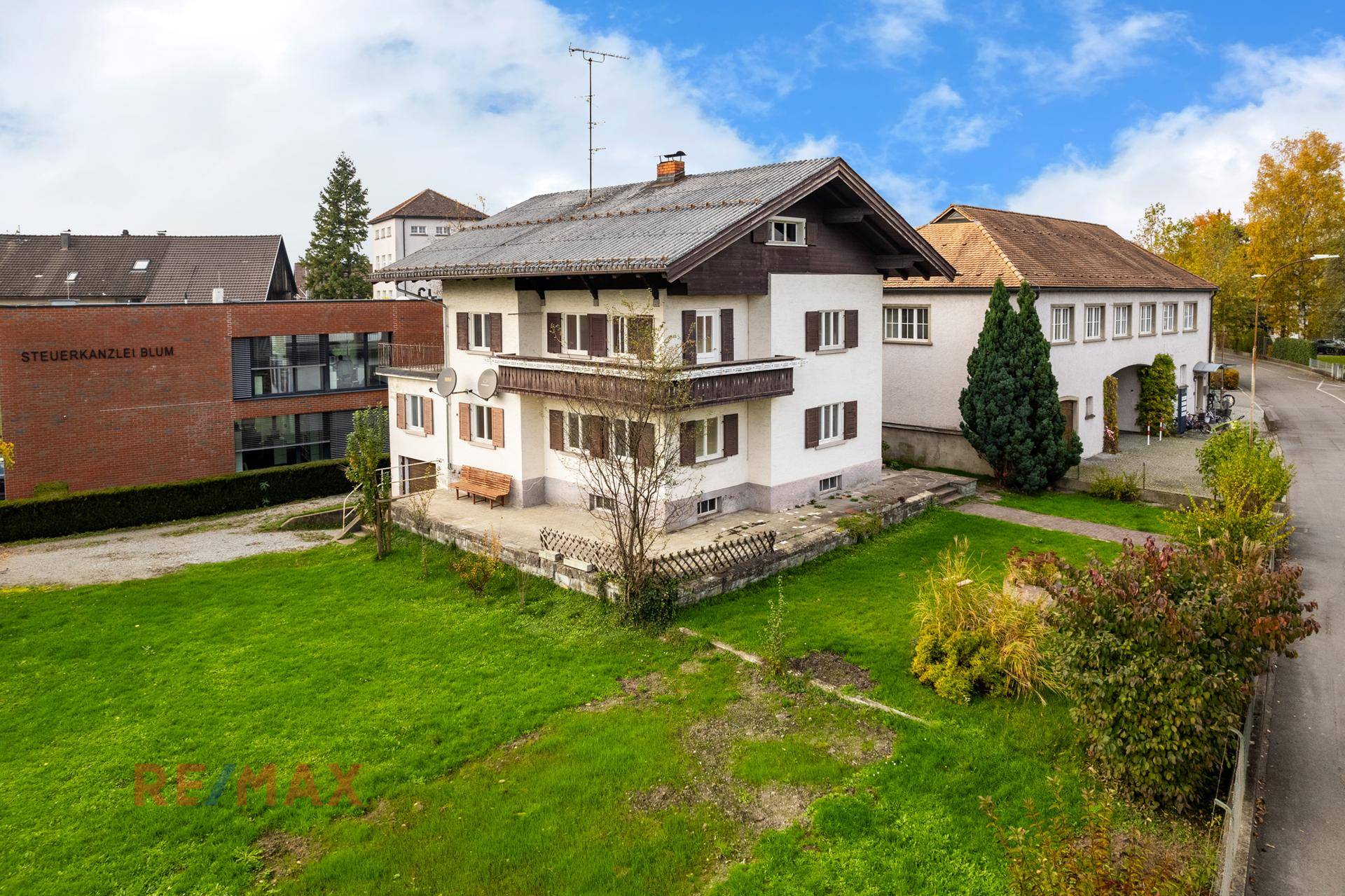 Gesamtansicht des Hauses aus der Vogelperspektive mit großem Gartenbereich.