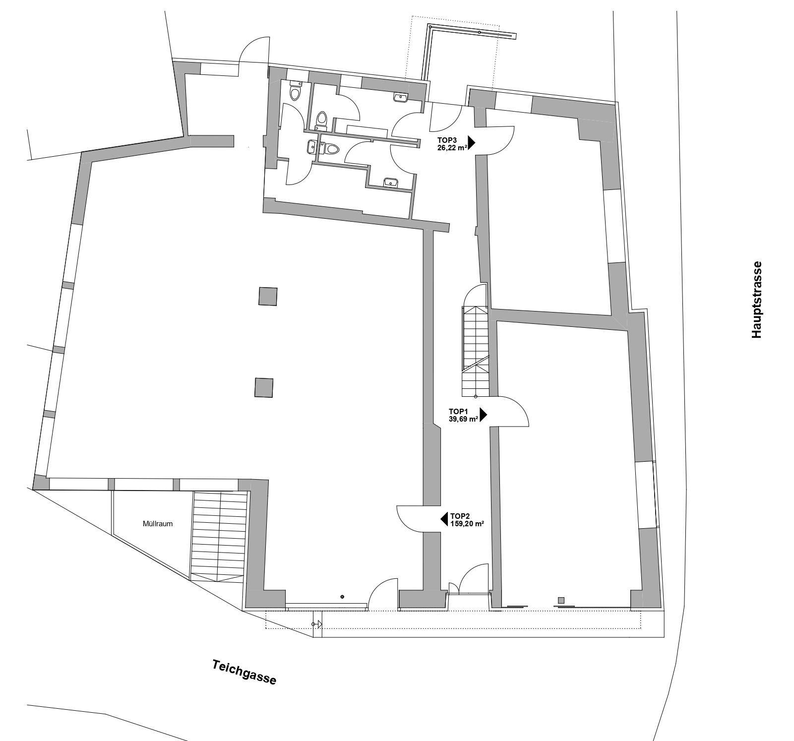 Grundriss des Erdgeschosses mit Eingangsbereichen und Zugang zur Hauptstraße.