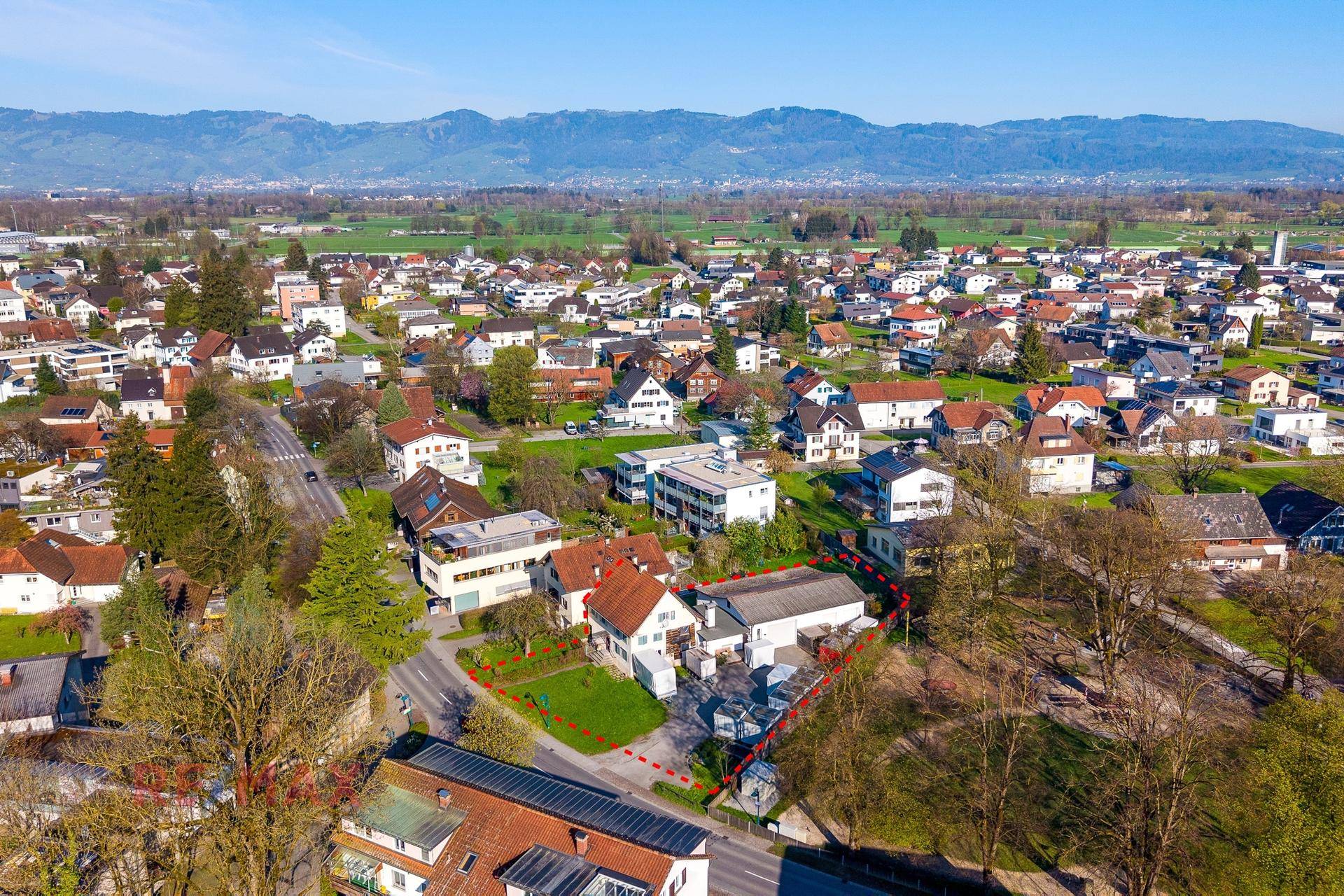 Weitläufige Luftaufnahme des Anwesens in einer ländlichen Umgebung mit Bergen im Hintergrund.