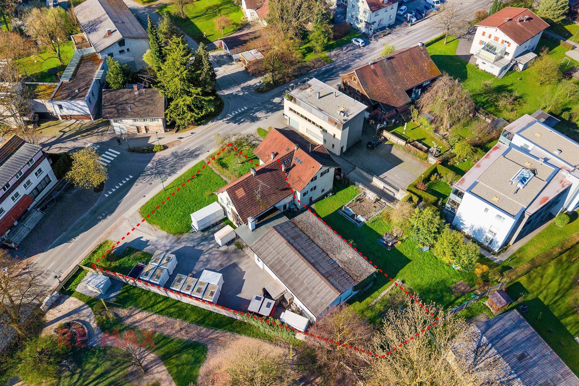Übersicht aus der Vogelperspektive des Anwesens mit angrenzenden Straßen und Grünflächen.