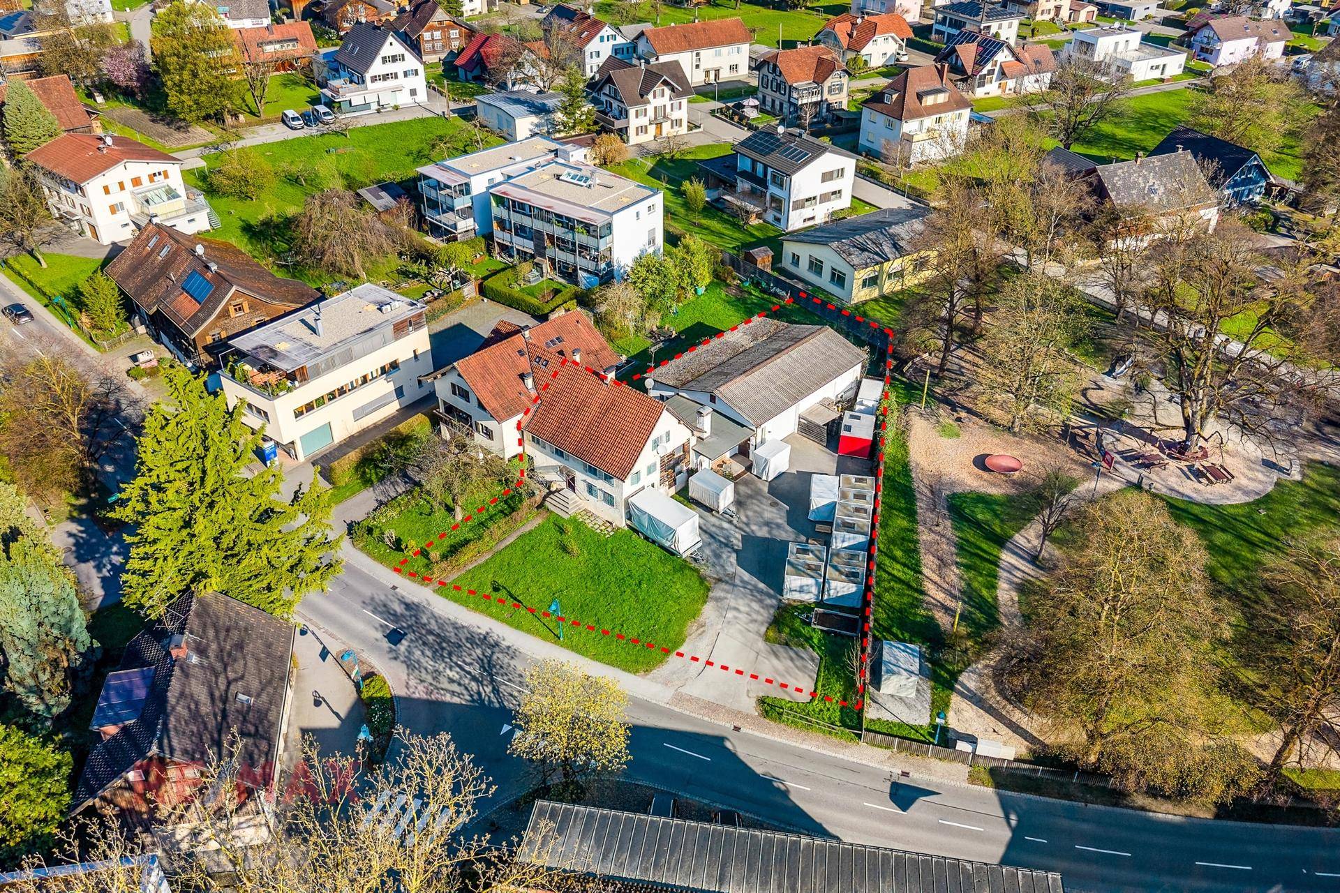 Luftaufnahme des Grundstücks mit angrenzendem Spielplatz und umliegenden Wohngebäuden.
