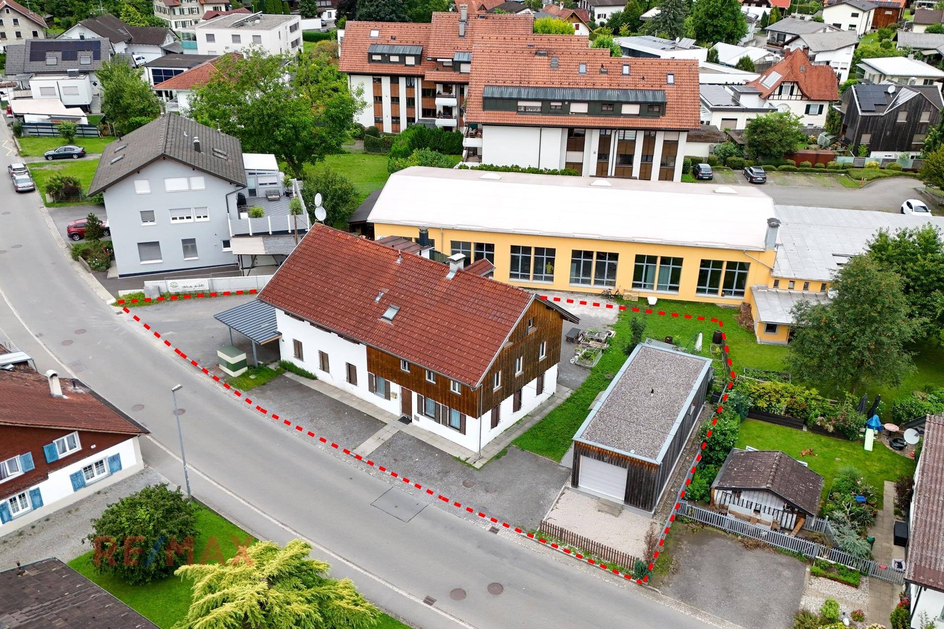 Luftaufnahme des Anwesens mit umliegenden Gebäuden und Straßen in ländlicher Umgebung.