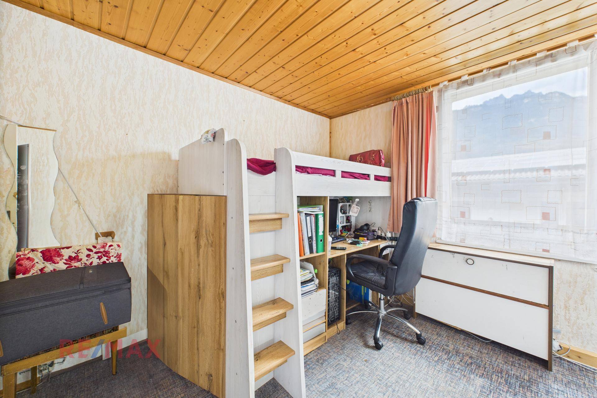 Helles Kinderzimmer mit Etagenbett, Schreibtisch und Holzdecke, ideal zum Lernen und Schlafen.