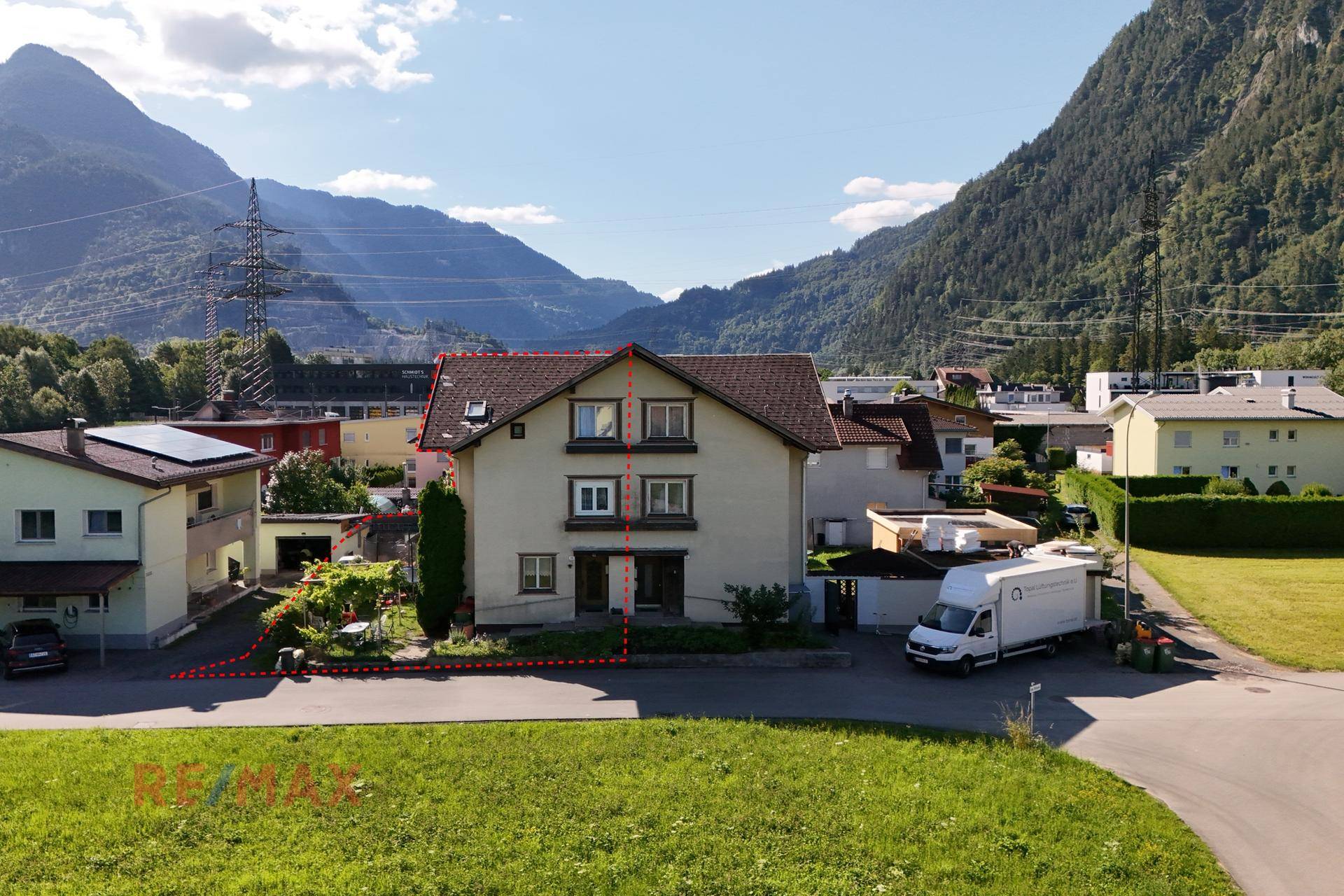 Freistehendes Wohnhaus mit gepflegtem Gartenbereich und Bergblick in sonniger Lage.