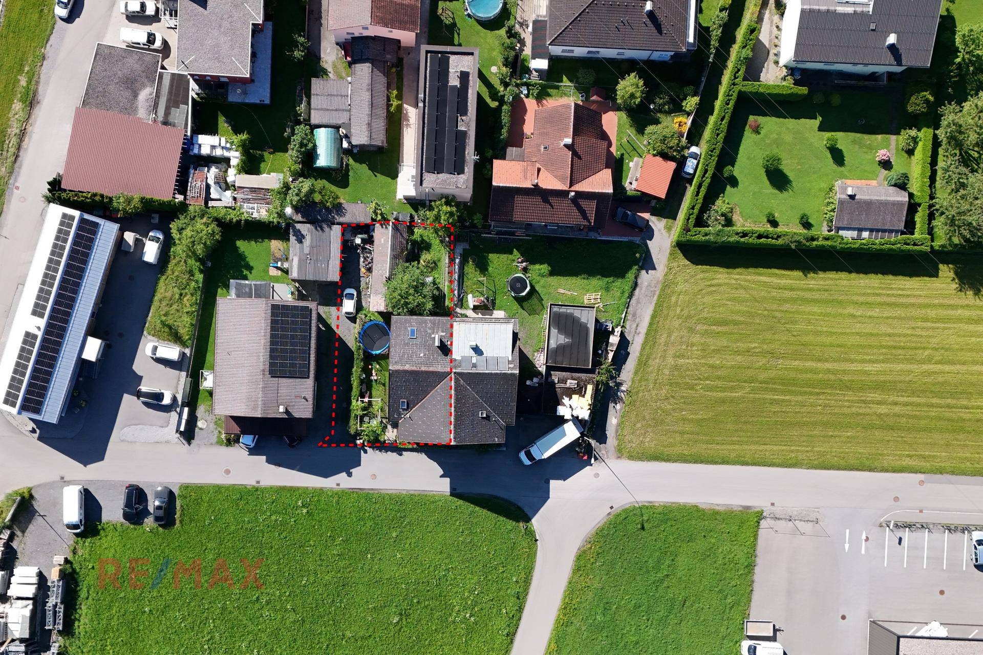 Luftaufnahme des Grundstücks mit angrenzenden Feldern und umliegender Bebauung.
