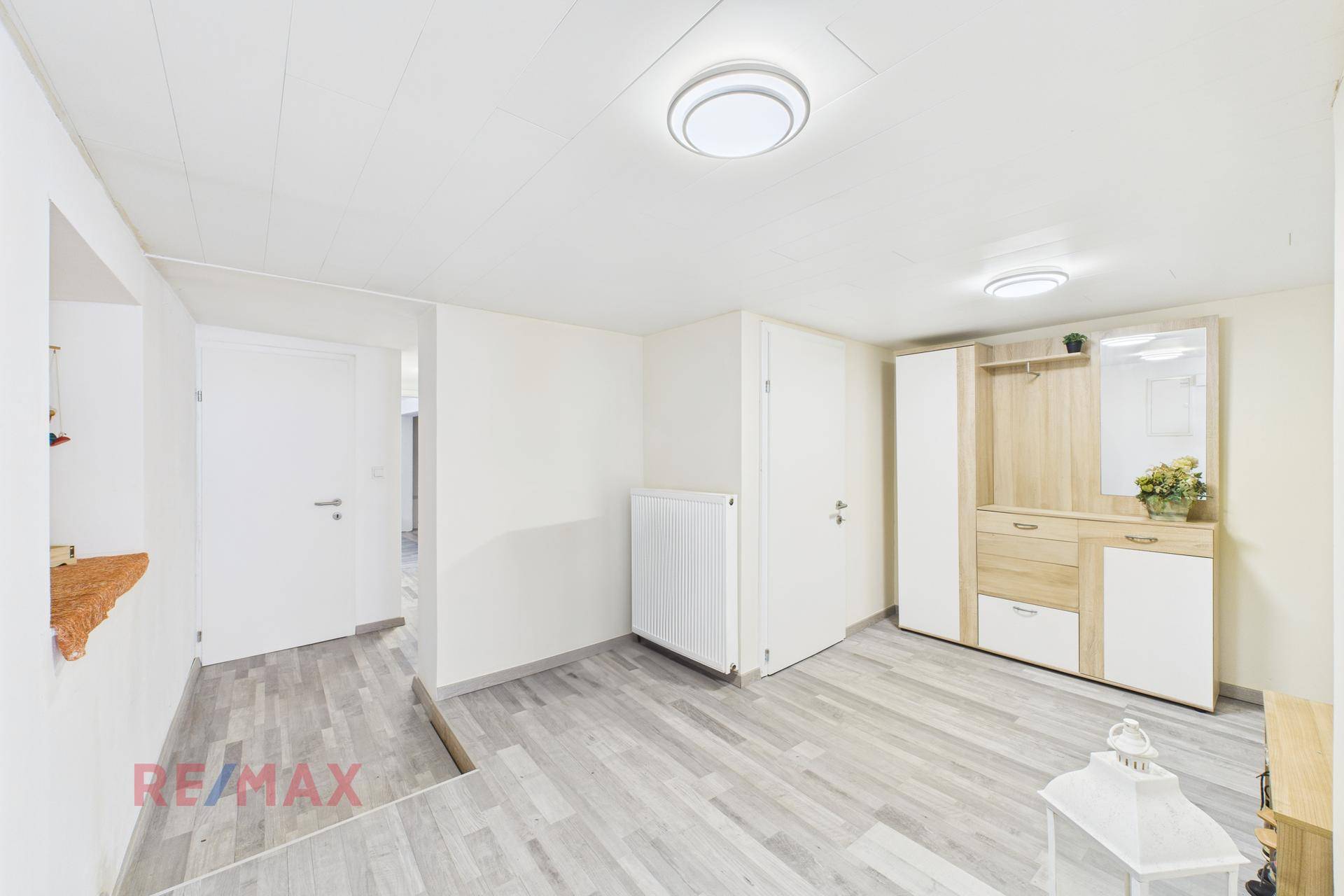 Heller Eingangsbereich mit Garderobe und modernem Laminatboden.