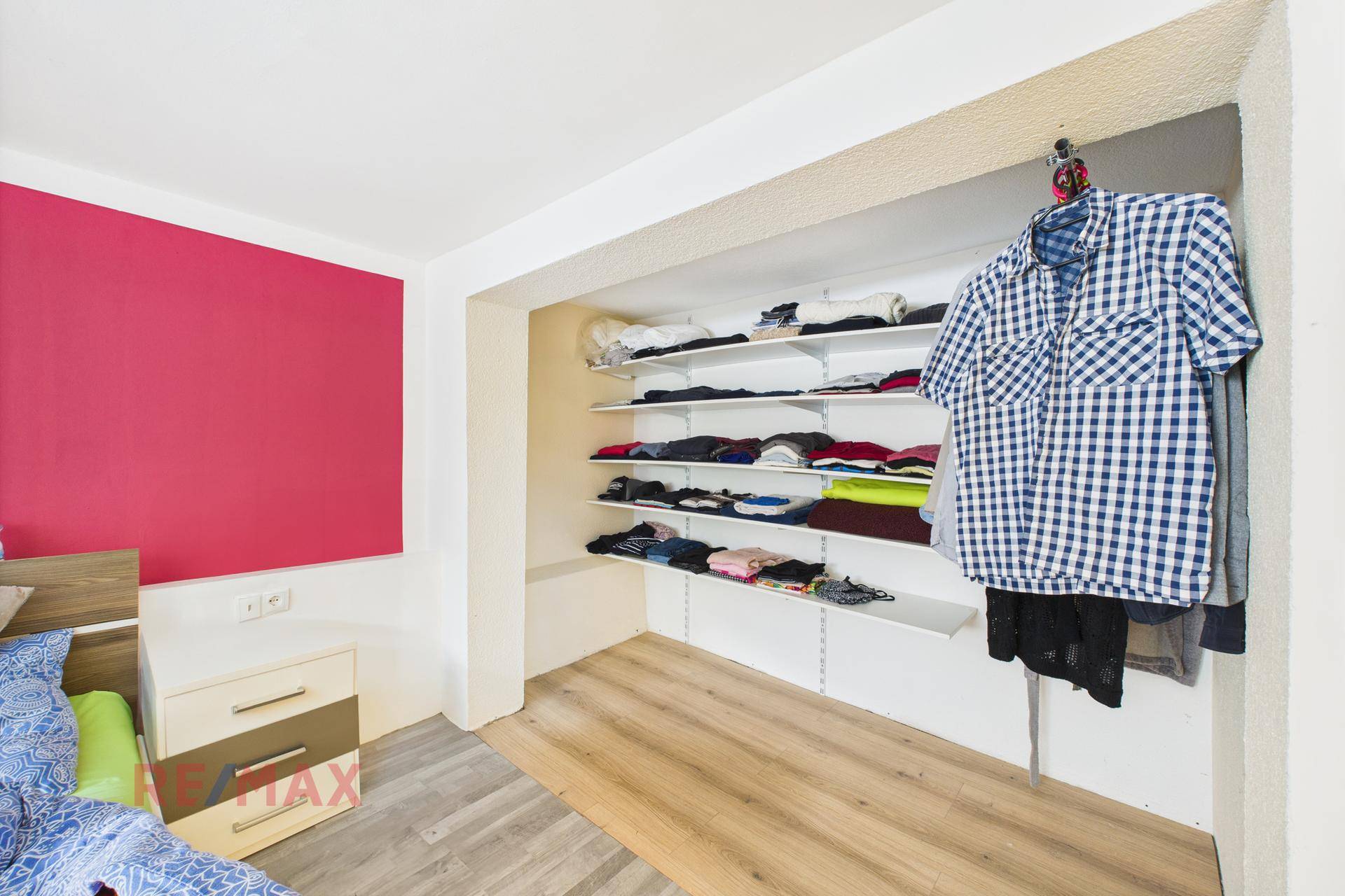 Praktischer begehbarer Kleiderschrank mit Regalsystem im Schlafzimmerbereich.