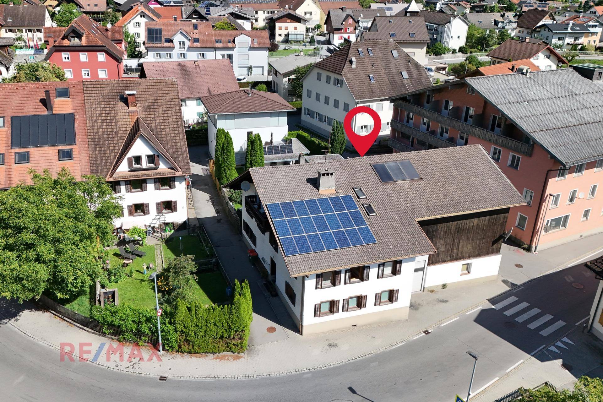 Luftaufnahme des Wohnhauses mit Solaranlage auf dem Dach und umliegenden Gebäuden.