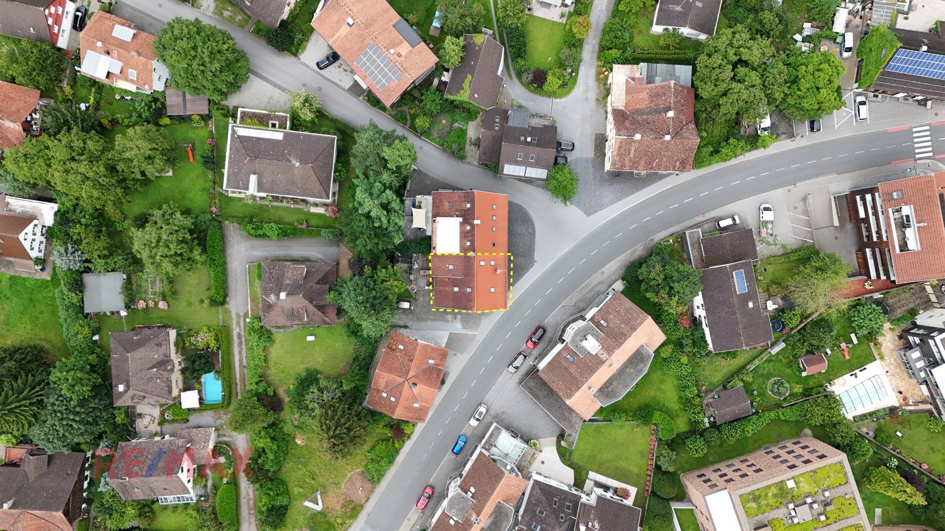 Weitläufige Luftaufnahme der Wohngegend mit vielen Bäumen und Straßen.