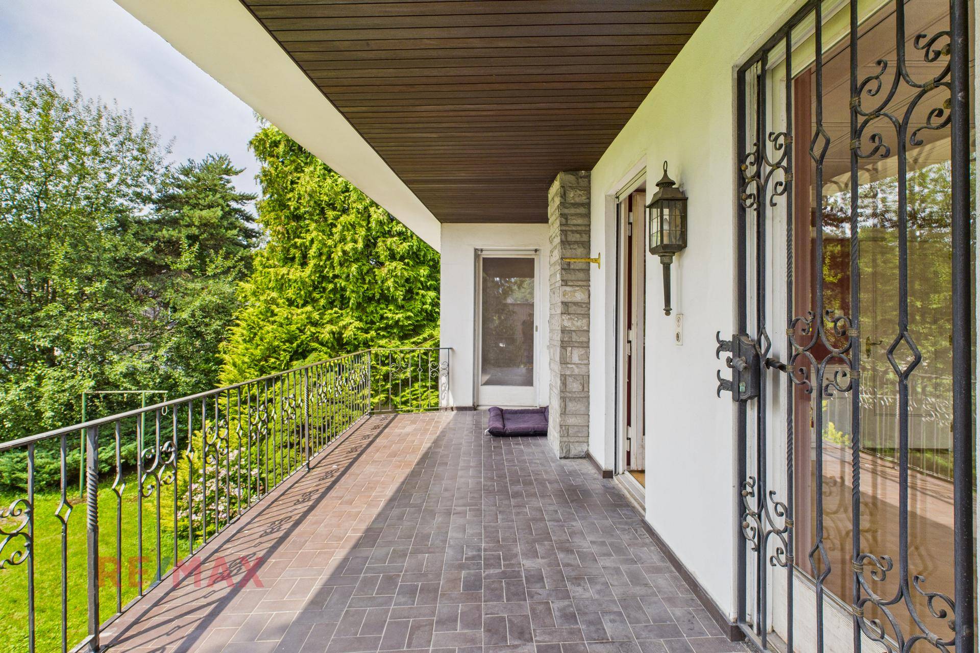 Geräumiger Balkon mit Blick ins Grüne und traditionellem Geländer.
