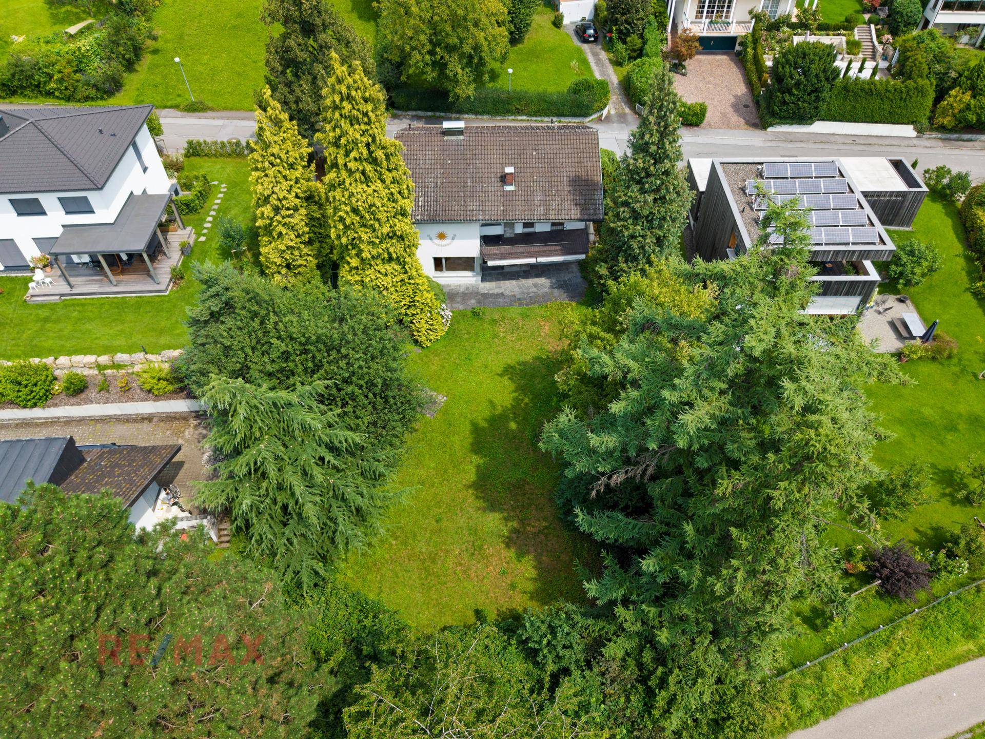 Luftaufnahme des Grundstücks mit Einfamilienhaus und umliegenden Bäumen.