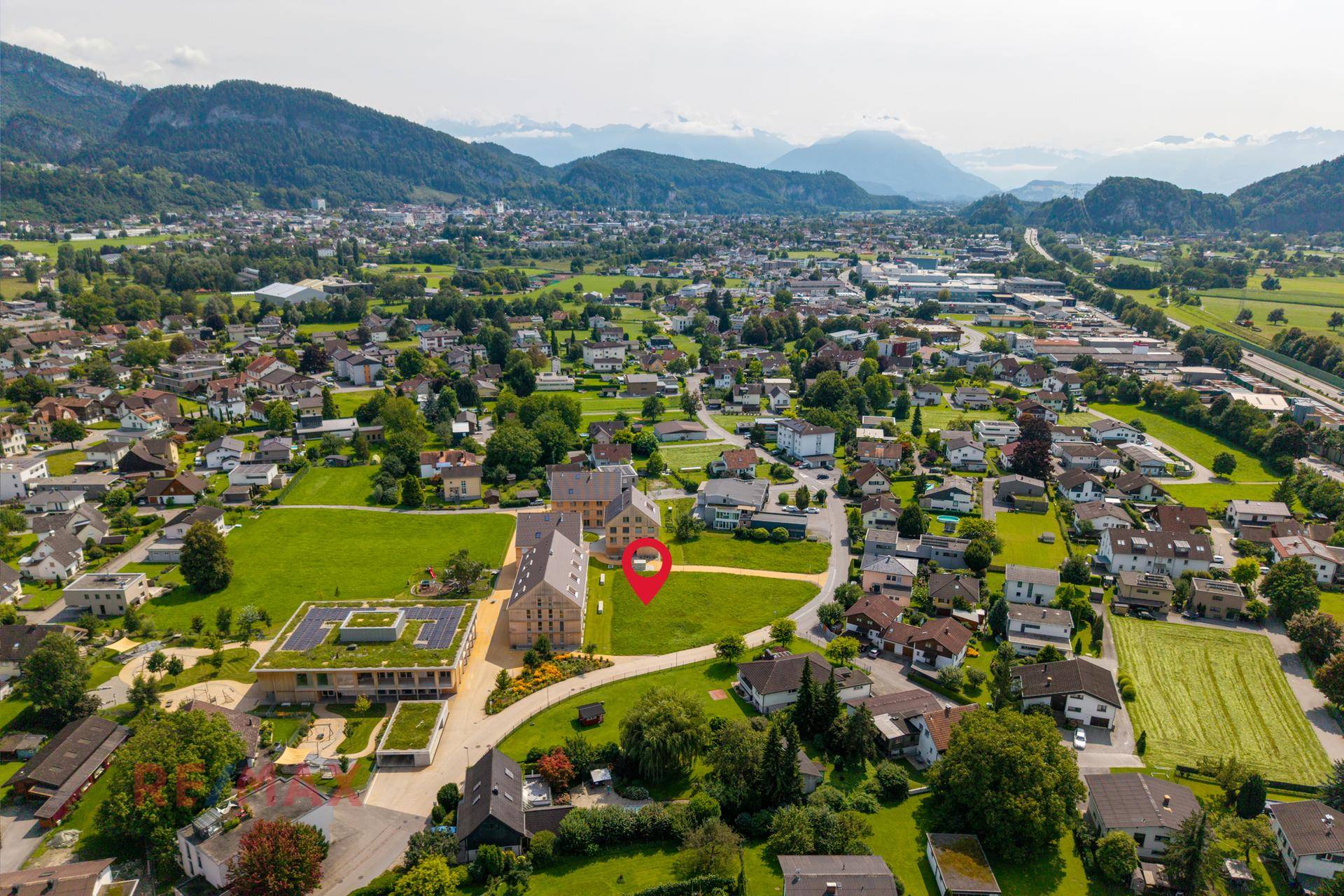 Panoramische Luftaufnahme der ländlichen Umgebung mit Bergen und markiertem Standort des Grundstücks.