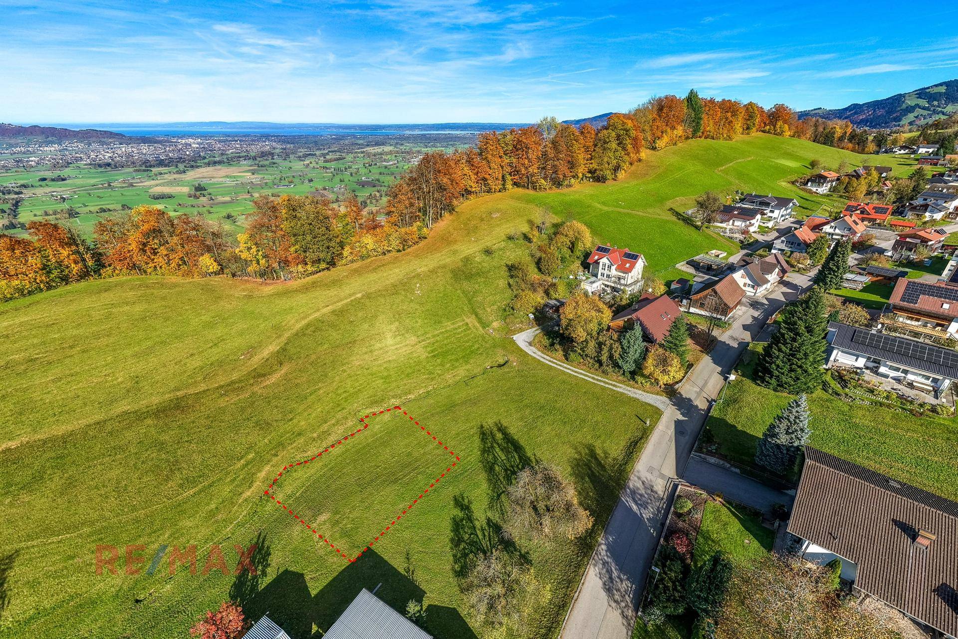 Weitläufige Luftaufnahme eines Grundstücks mit Blick auf den See und die umliegende Landschaft.