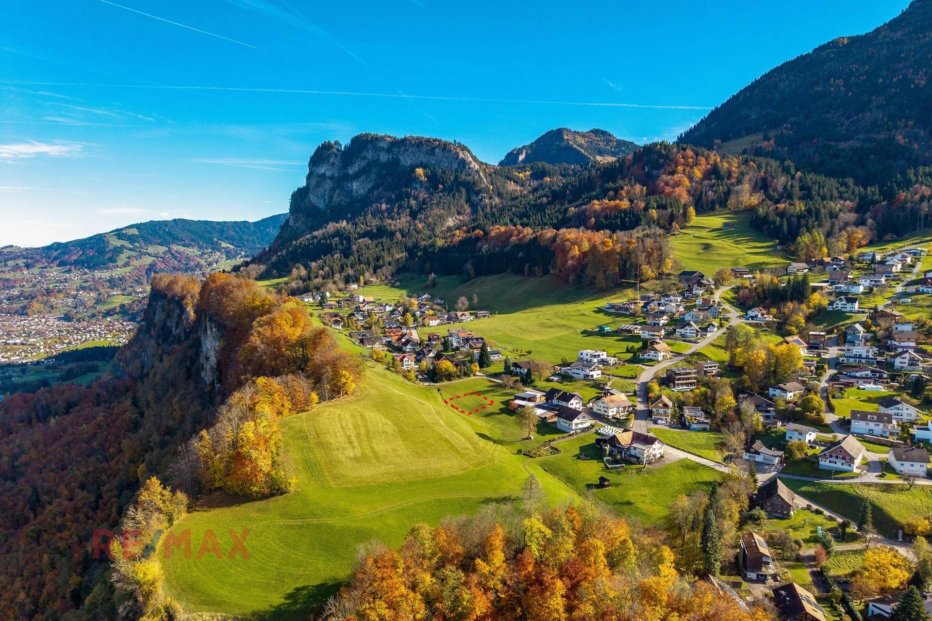 Panoramische Luftaufnahme eines Grundstücks in einer malerischen Bergregion mit Herbstbäumen.