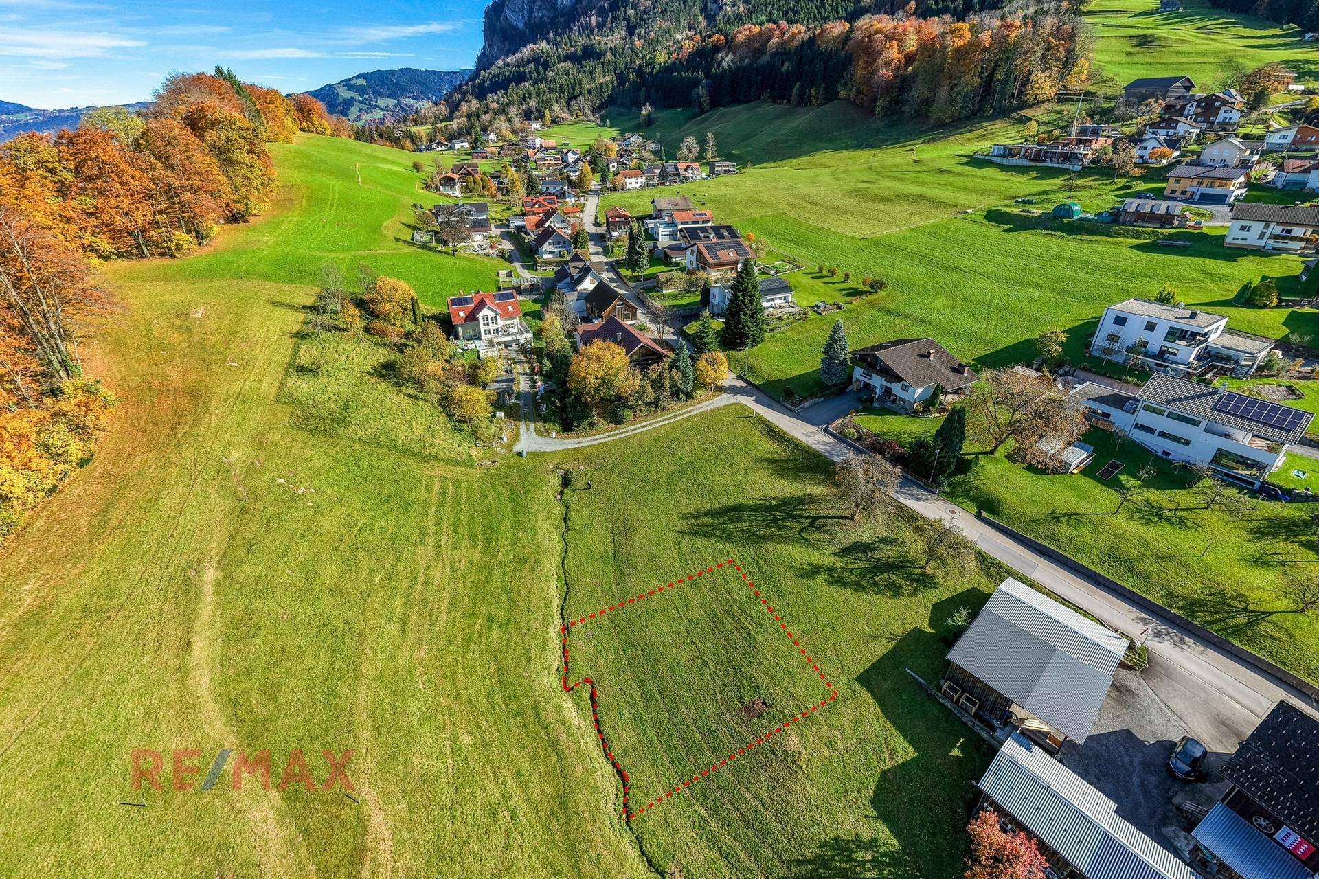 Übersicht aus der Vogelperspektive eines Baugrundstücks in einer idyllischen Berglandschaft.
