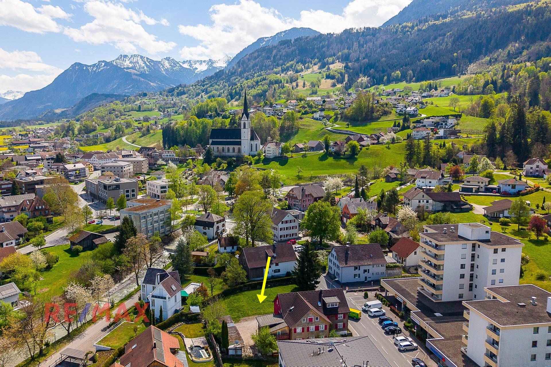 Panoramablick aus der Vogelperspektive auf das Anwesen in einer malerischen Berglandschaft.