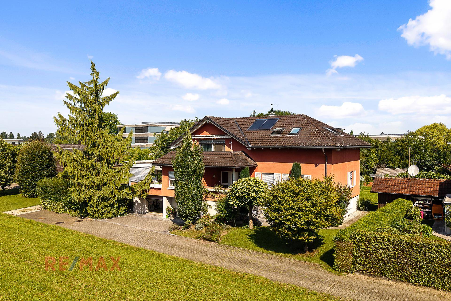 Großzügiges Einfamilienhaus mit Photovoltaikanlage auf dem Dach und weitläufigem Grundstück.