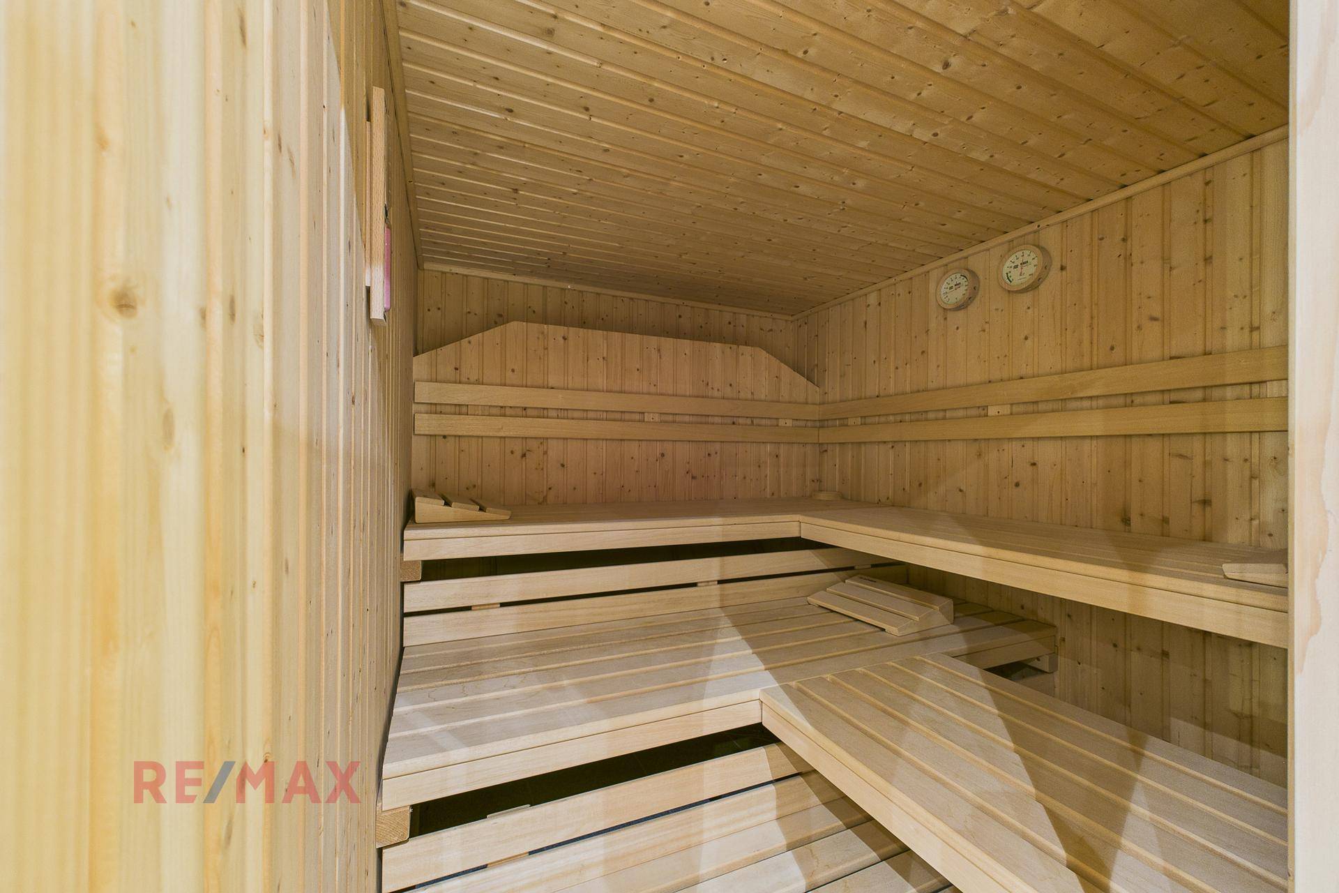 Traditionelle Holzsauna mit mehreren Bänken für Entspannung und Wohlbefinden.
