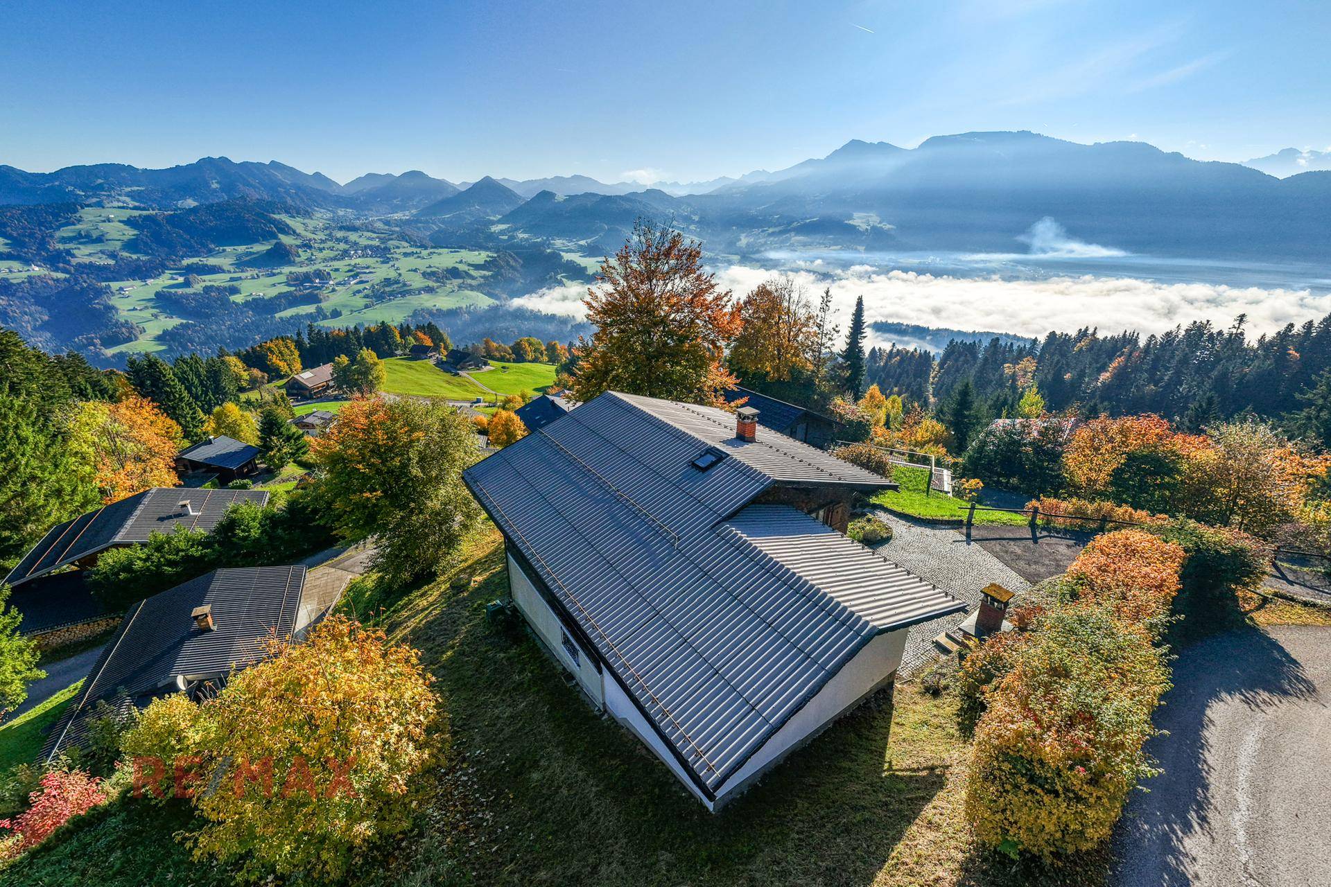 Vogelperspektive des Hauses mit Satteldach und weitem Blick auf die Berglandschaft.