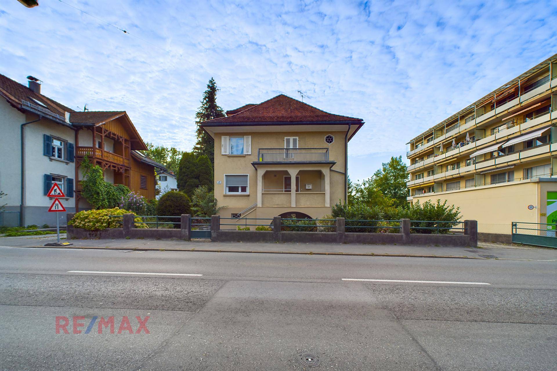 Ansicht des Wohnhauses von der gegenüberliegenden Straßenseite mit umliegender Bebauung.