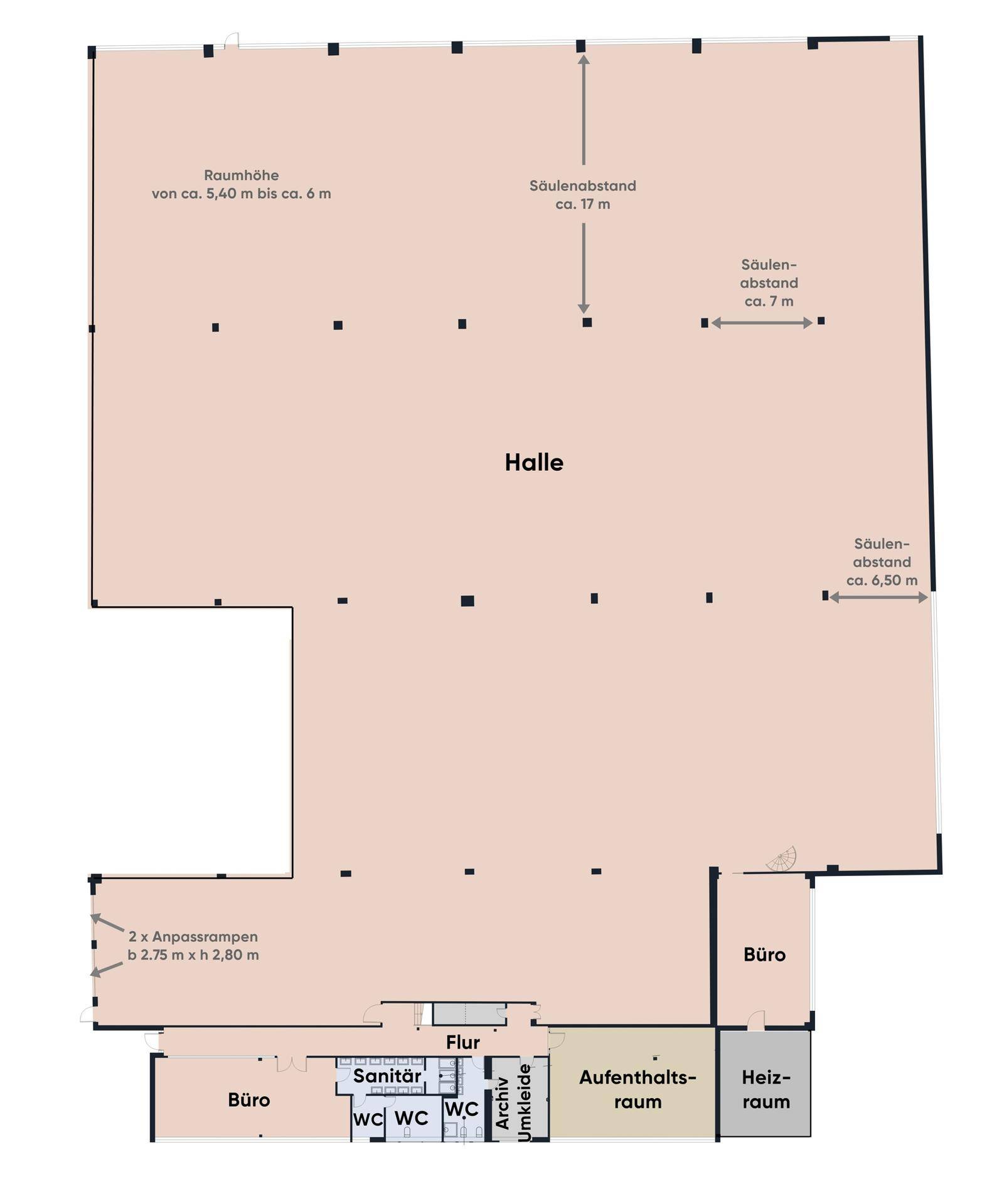 Grundriss des Erdgeschosses mit großer Halle, Büros, Sanitäranlagen und Rampen.
