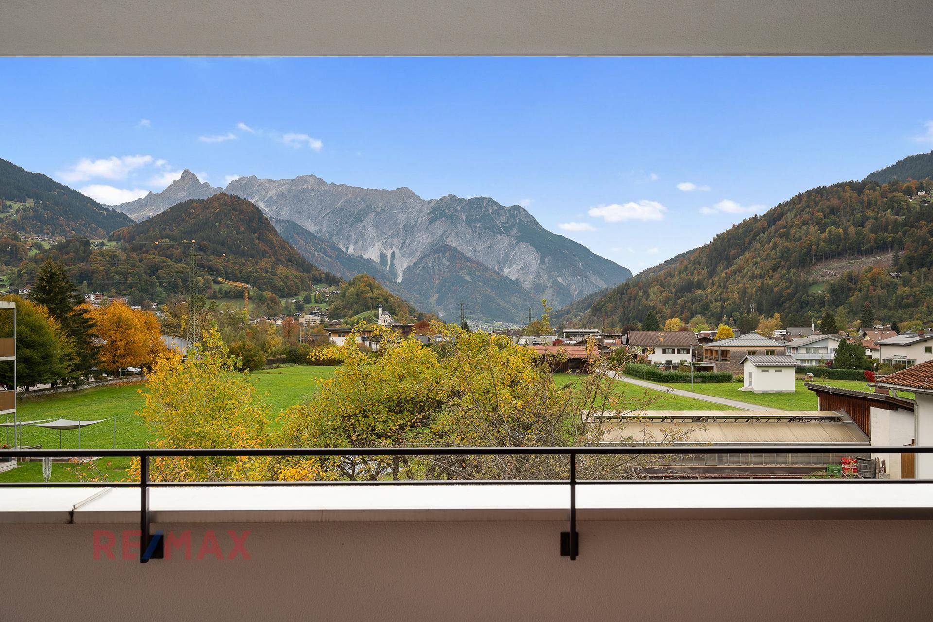Atemberaubender Bergblick vom Balkon auf die umliegende Natur und Siedlung.