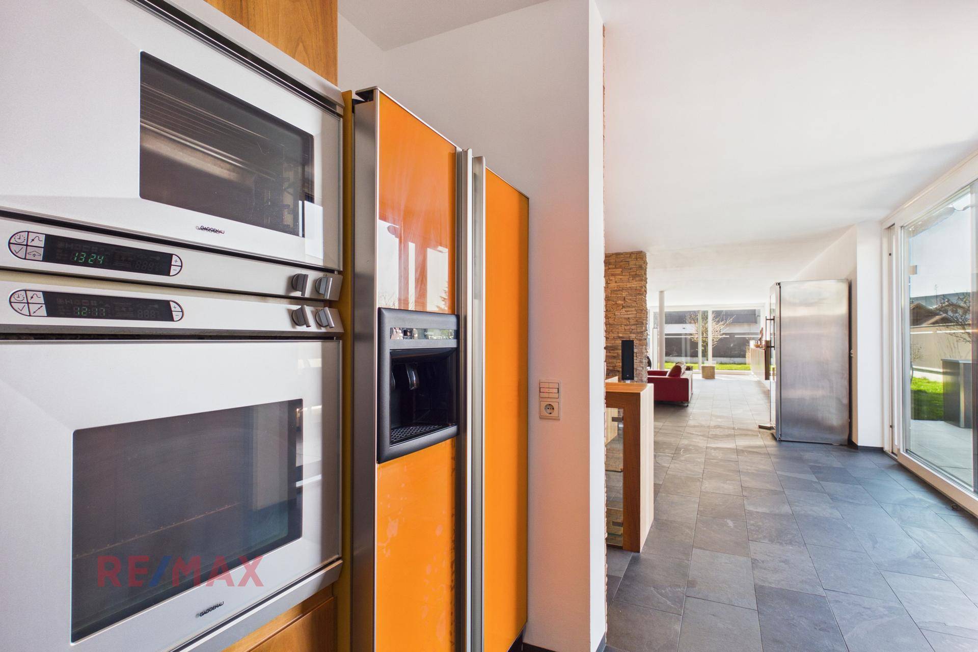 Integrierte Küchengeräte mit Backofen und Mikrowelle in modernem Design.