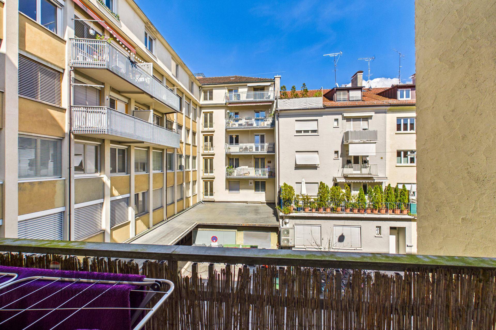Balkon mit Blick auf den Innenhof und andere Wohngebäude.