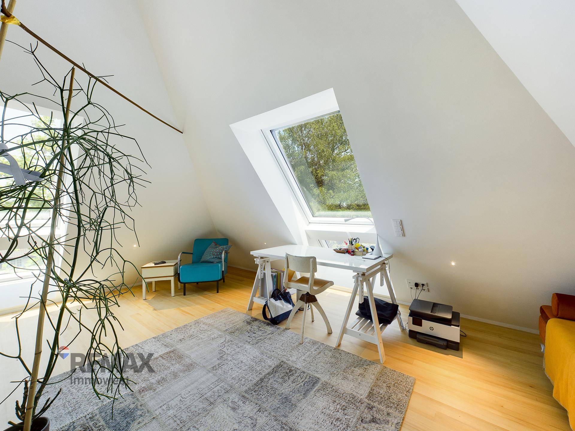 Geräumiges Arbeitszimmer im Dachgeschoss mit Schreibtisch, Dachfenster und viel Tageslicht.