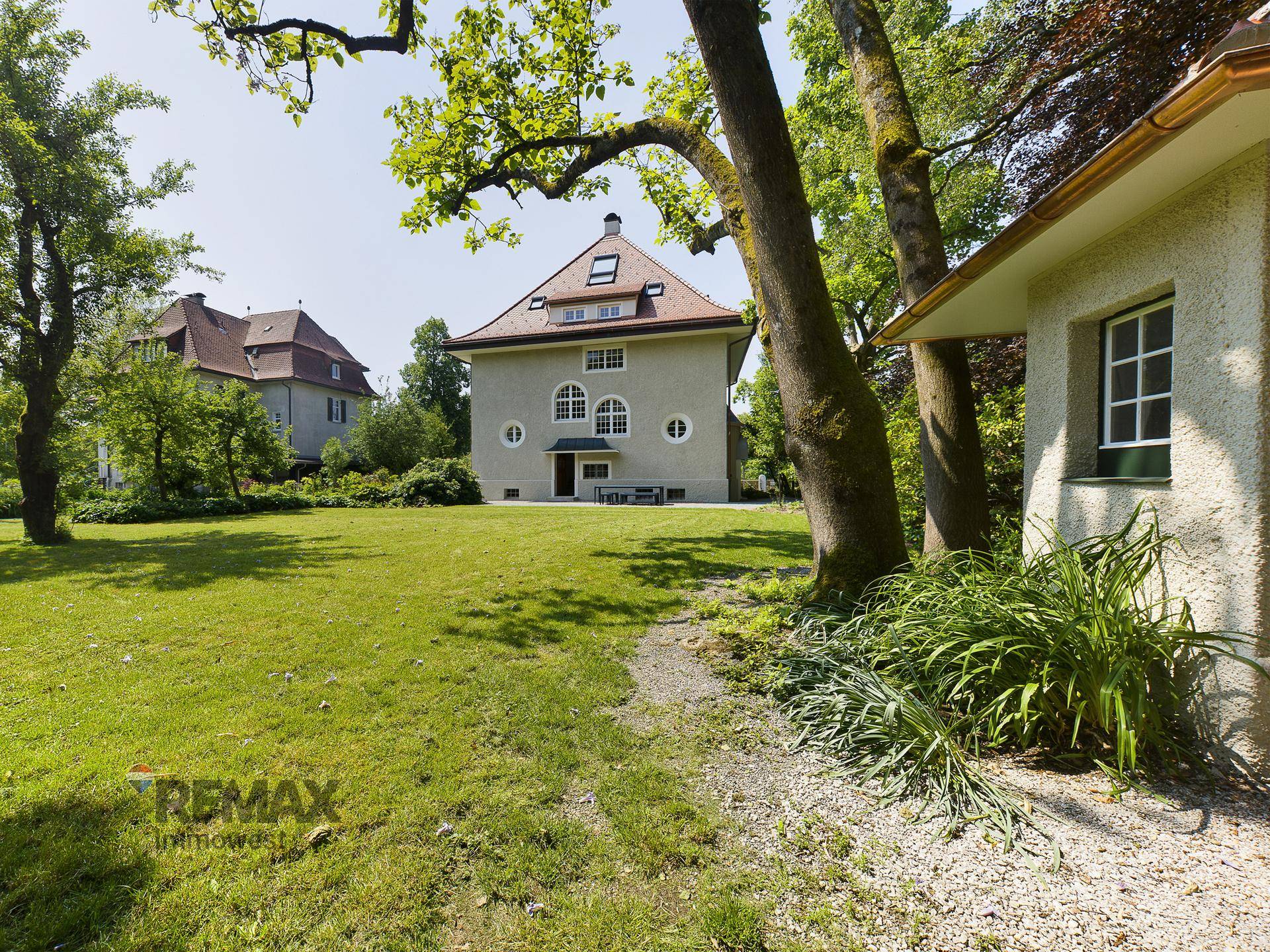 Großer Garten mit altem Baumbestand und Blick auf die charmante Villa.